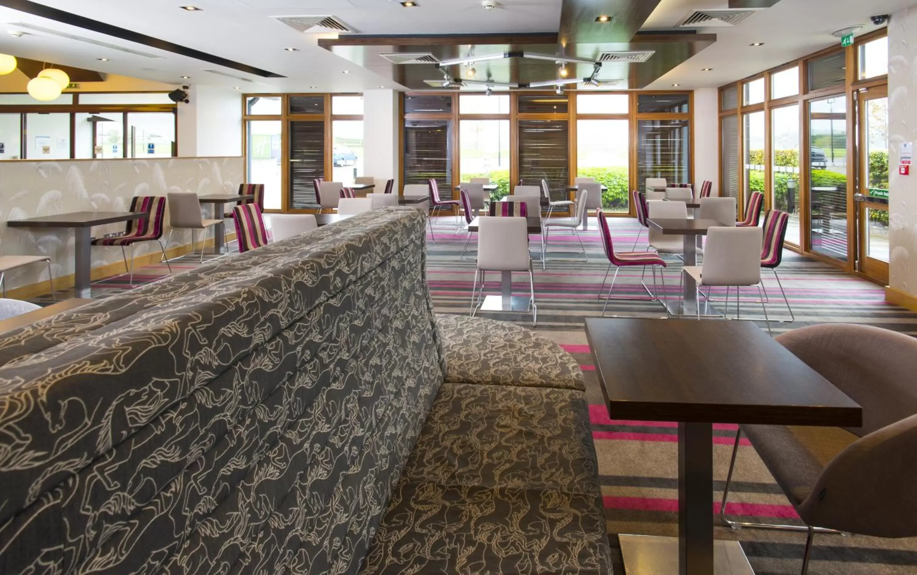 Restaurant/Places to Eat in Holiday Inn Express London - Epsom Downs, an IHG Hotel