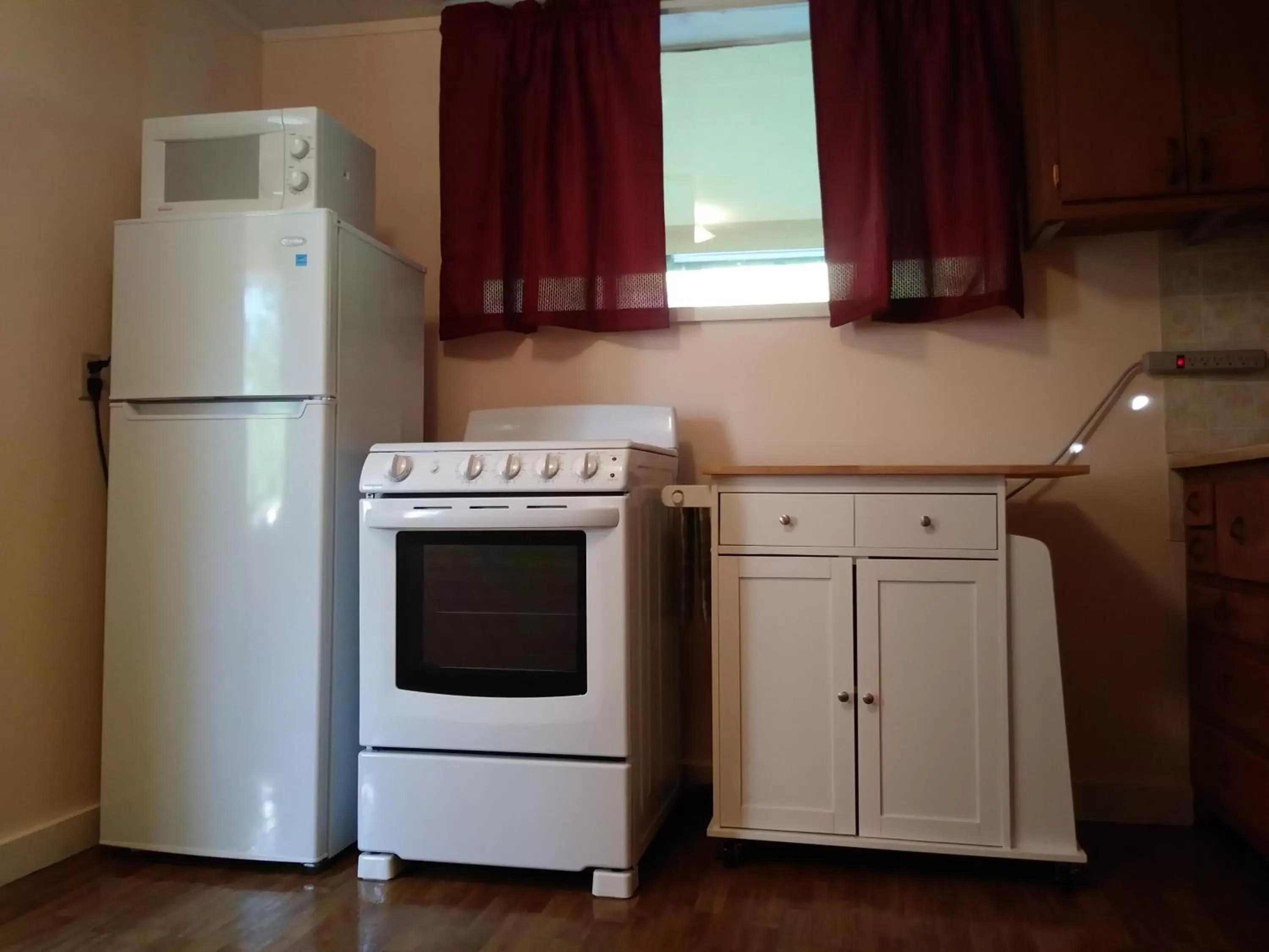 Kitchen/Kitchenette in Riverbend Lodging