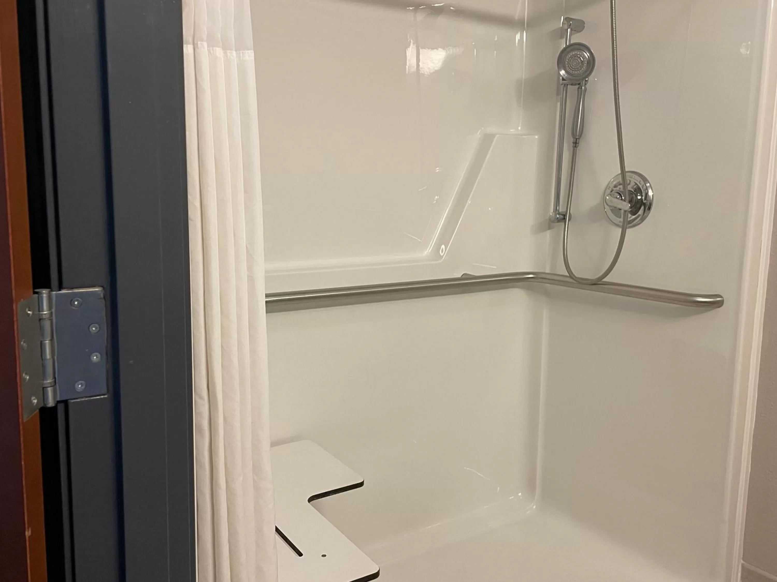 Bathroom in Red Roof Inn Osage Beach - Lake of the Ozarks