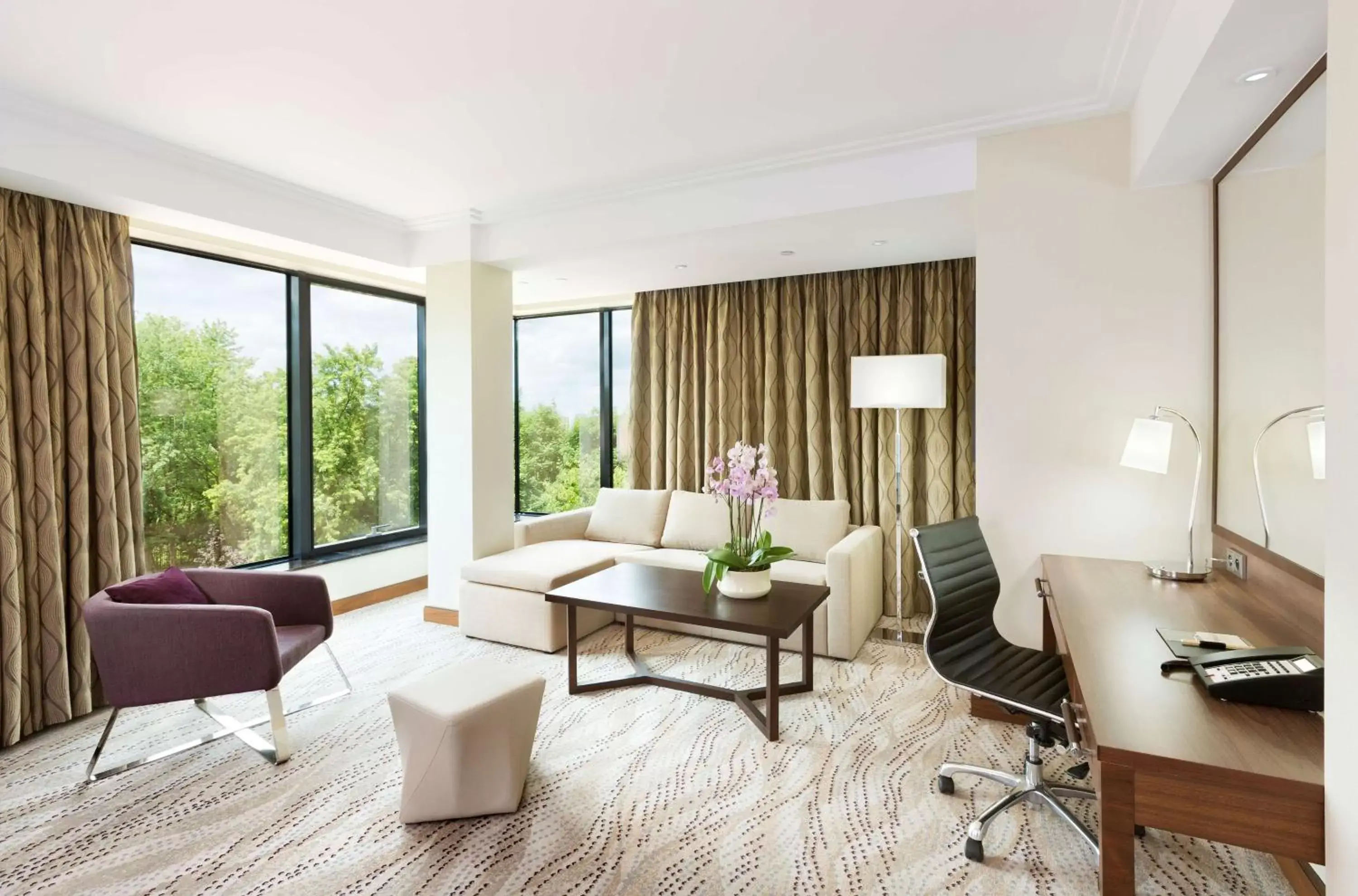 Living room, Seating Area in DoubleTree by Hilton Hotel & Conference Centre Warsaw
