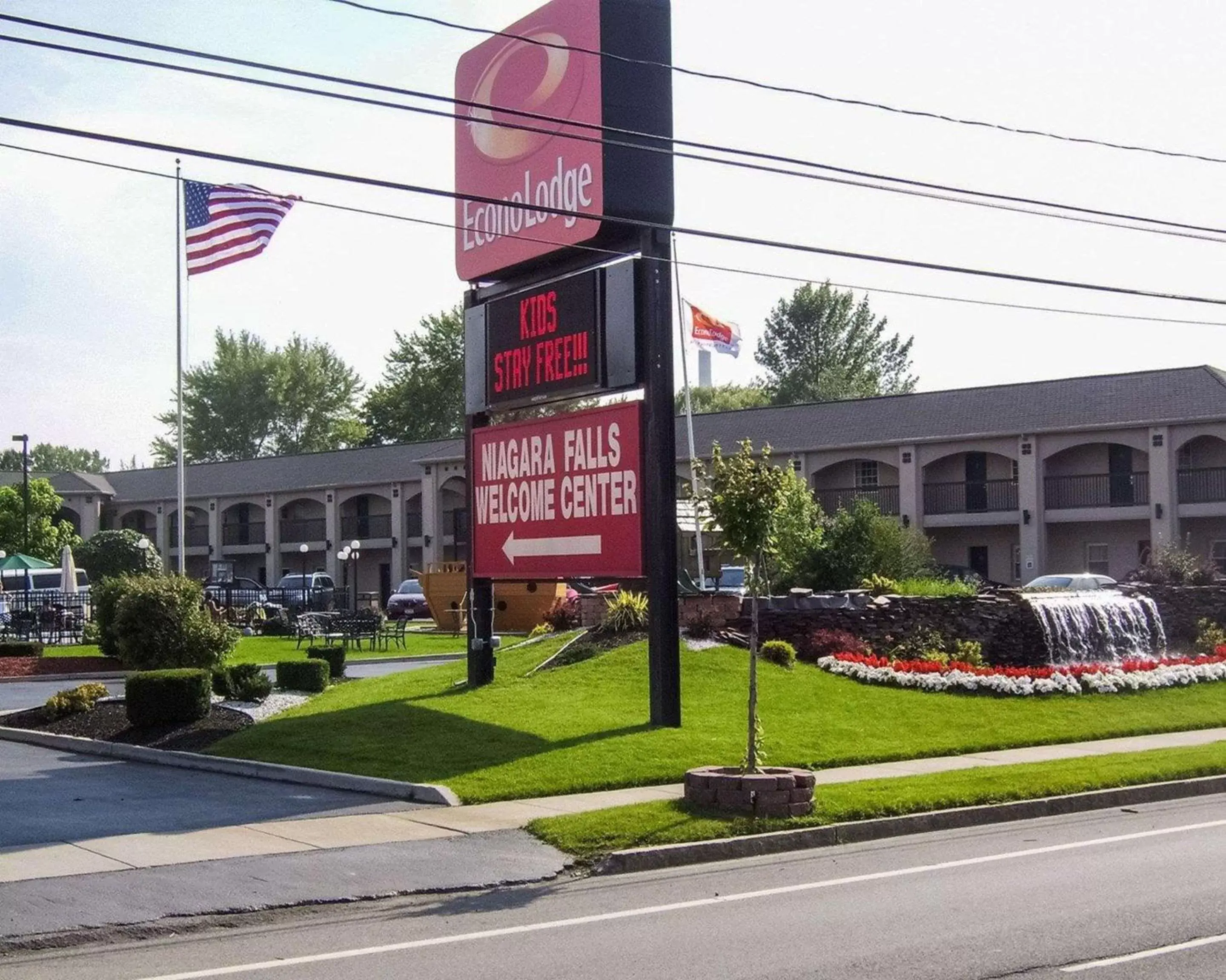 Property Building in Econo Lodge at the Falls North