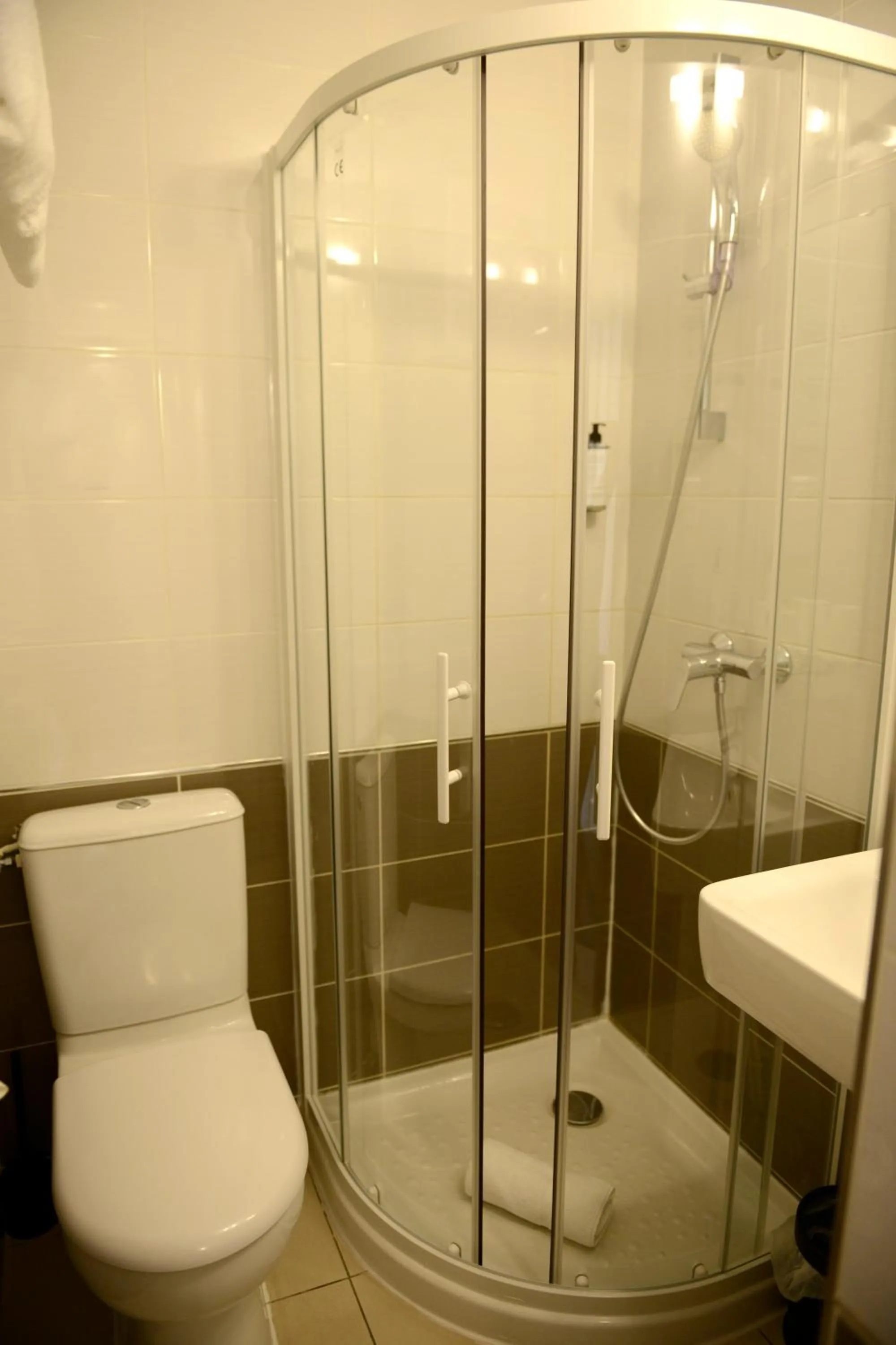 Shower in Hôtel Villa Berlioz