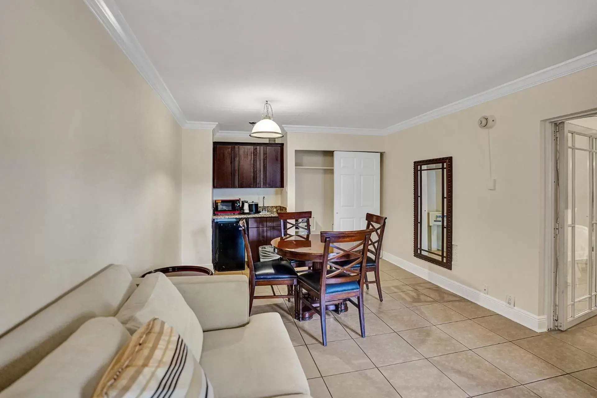 Living room in Fort Lauderdale Grand Hotel