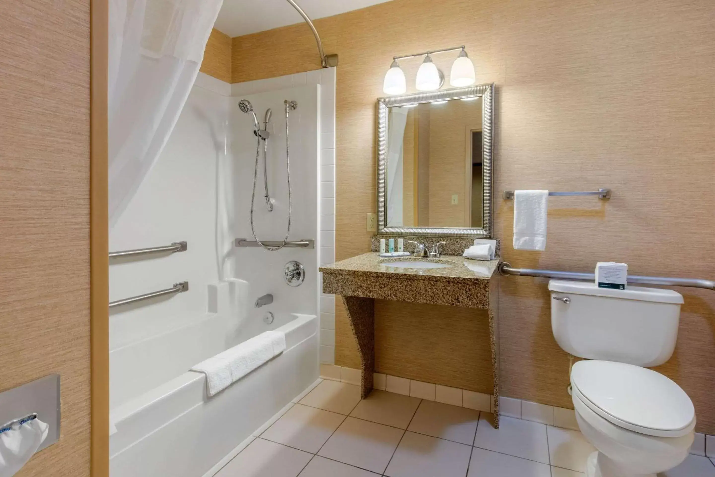 Photo of the whole room, Bathroom in Quality Inn & Suites Benton - Draffenville