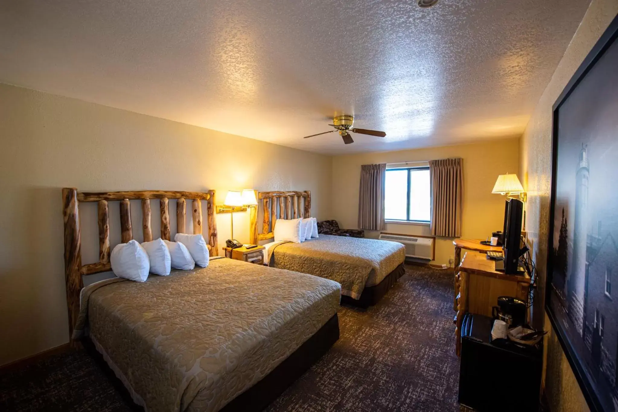 Bed in Super 8 by Wyndham Bridgeview of Mackinaw City