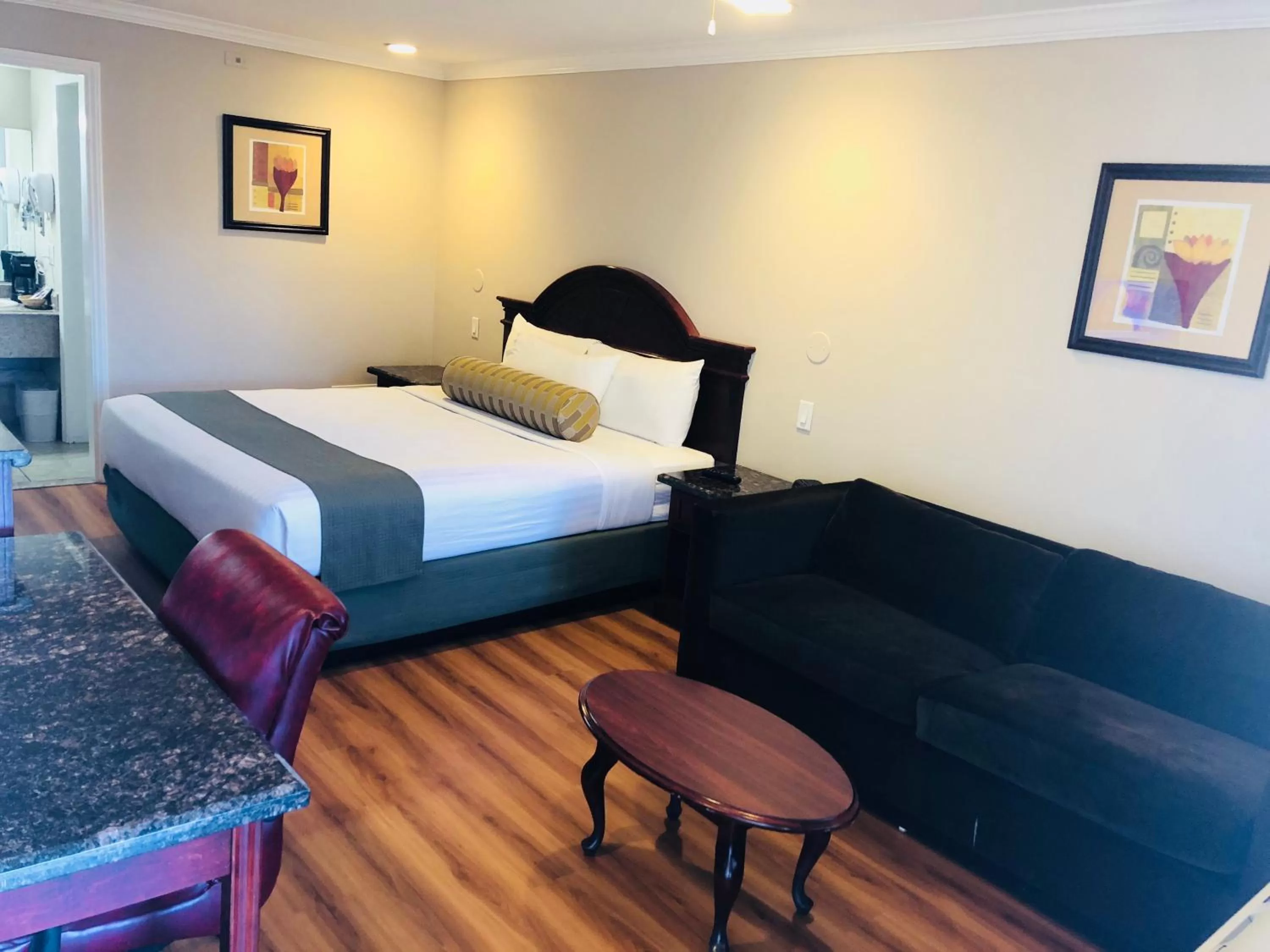 Bed in Dynasty Suites Hotel