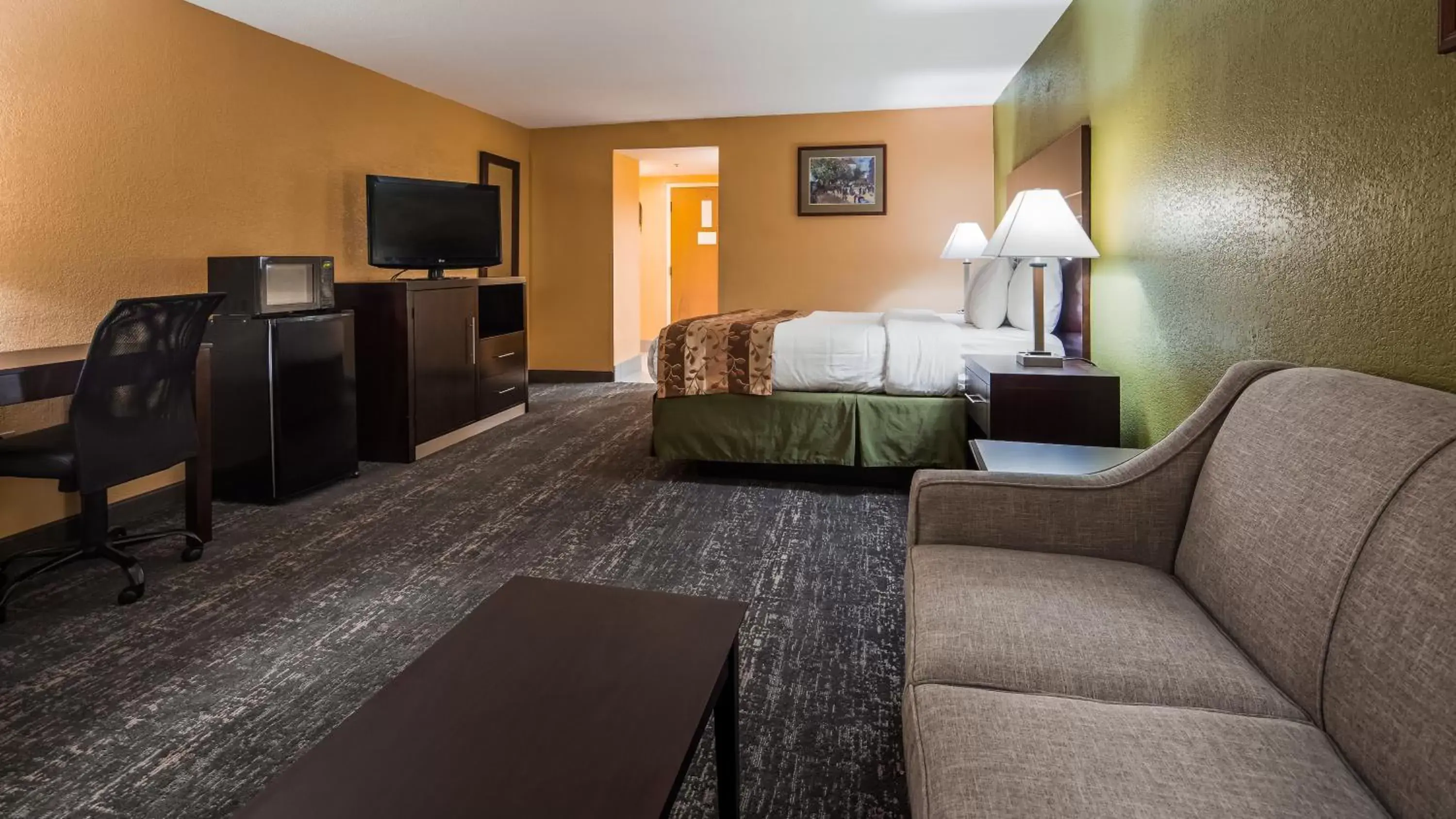 Bedroom, Seating Area in Best Western Luxbury Inn Fort Wayne