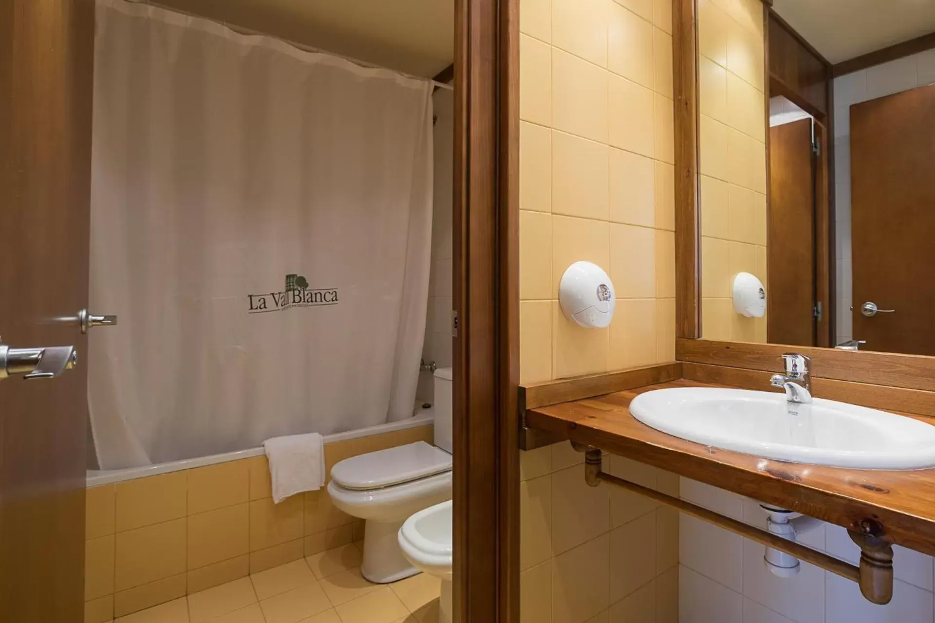 Bathroom in Aparthotel La Vall Blanca