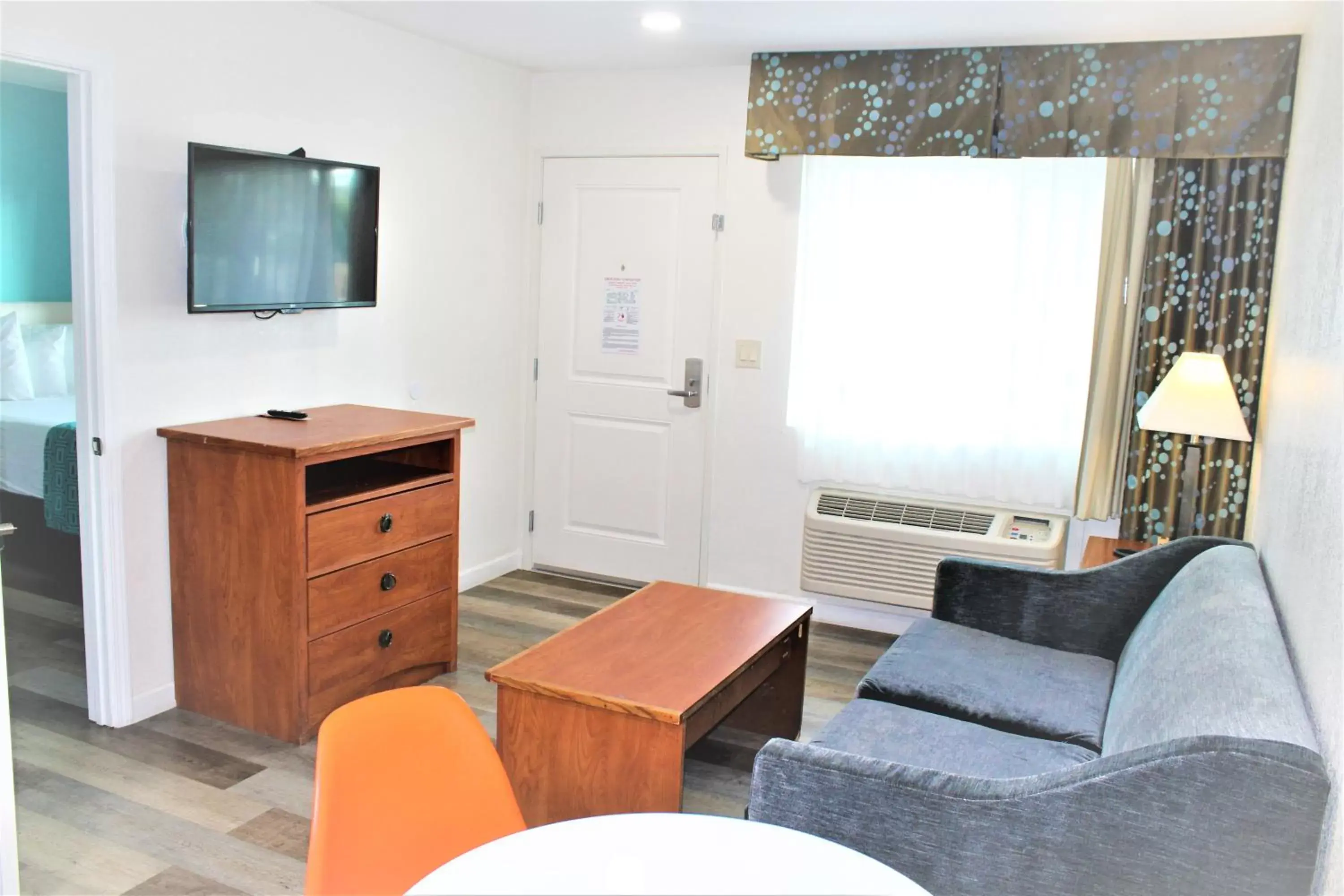 Living room, Seating Area in Howard Johnson by Wyndham Chula Vista/San Diego Suite Hotel