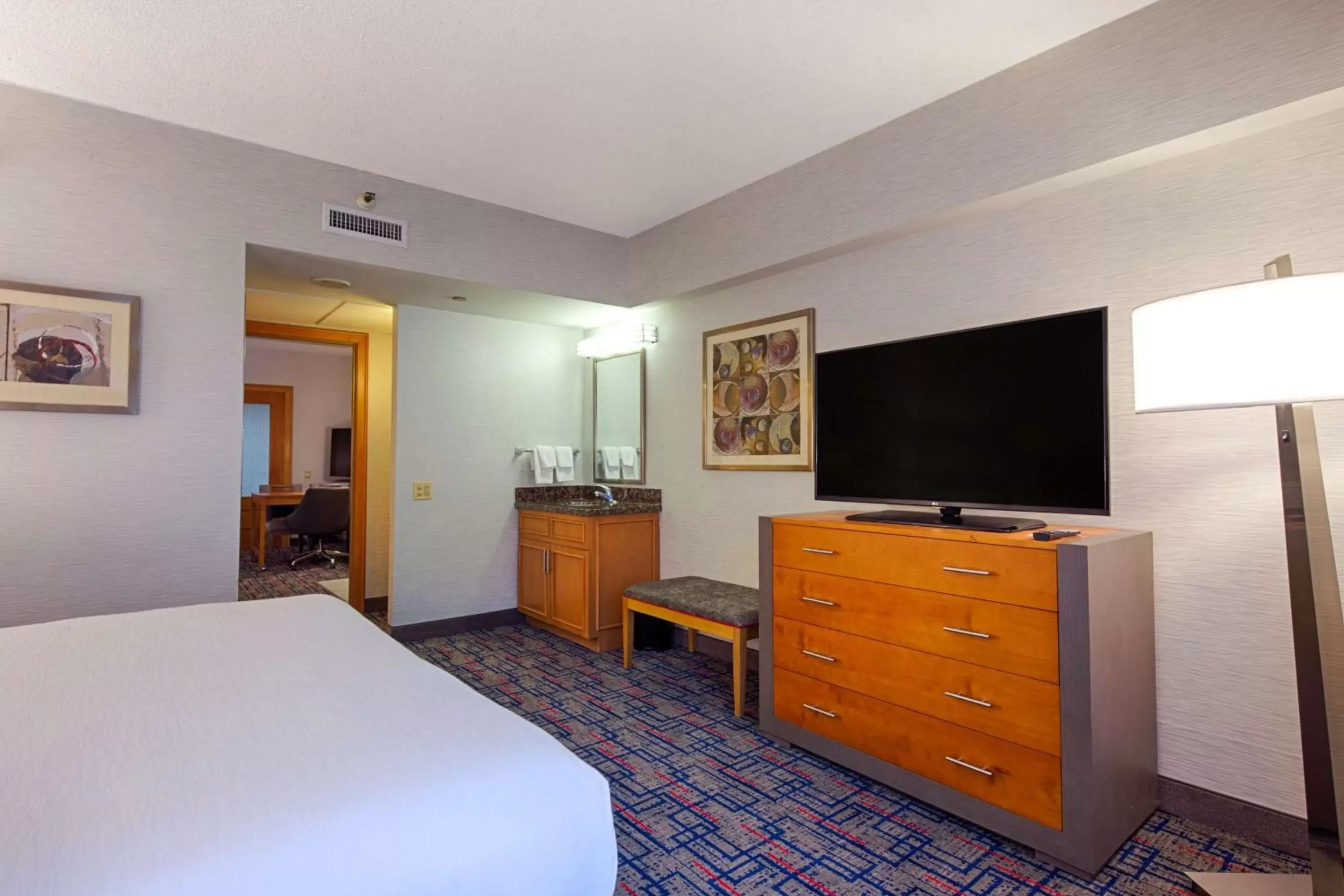 Bedroom, TV/Entertainment Center in Embassy Suites by Hilton Chicago O'Hare Rosemont
