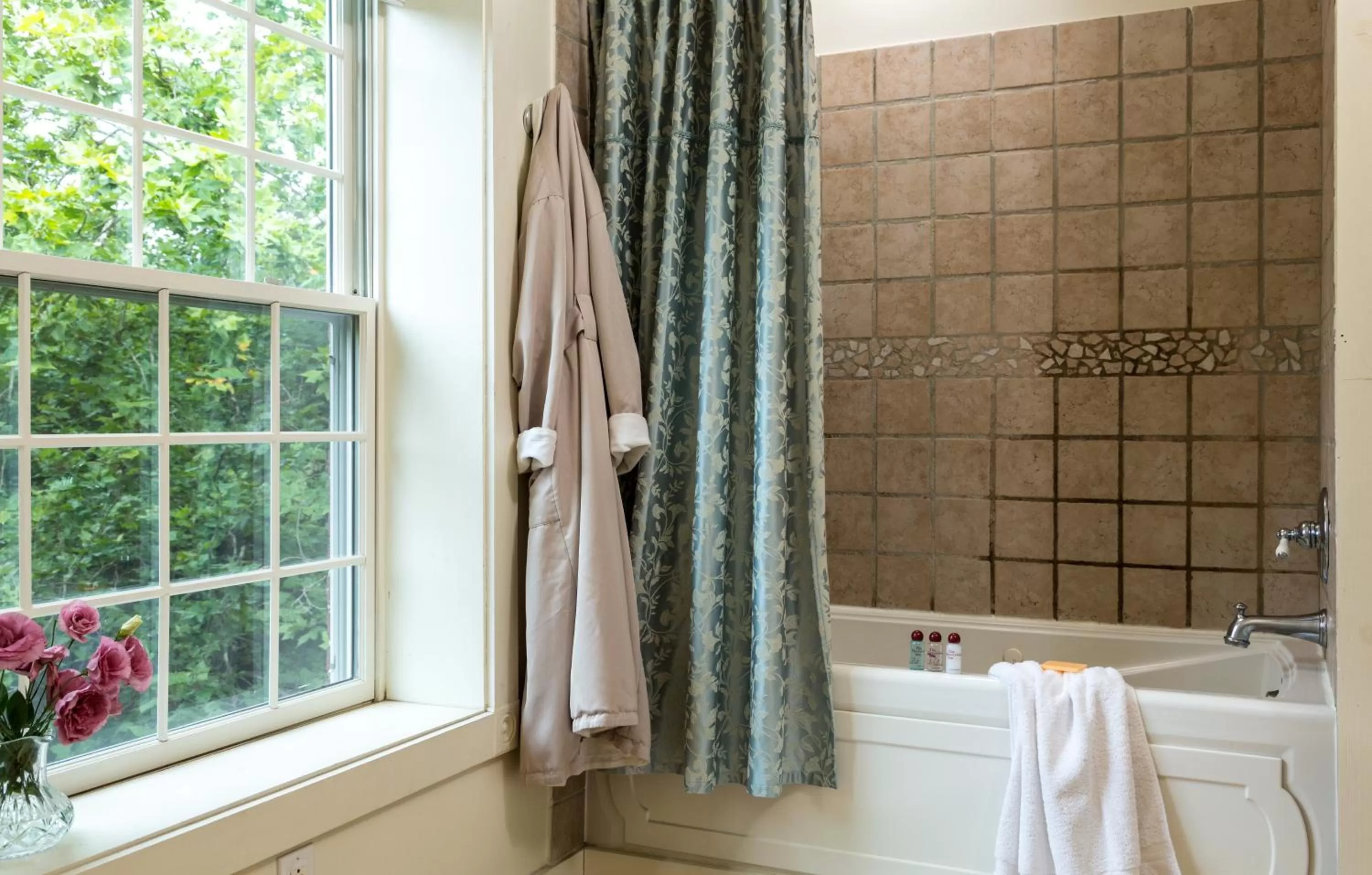 Bathroom in Mercersburg Inn