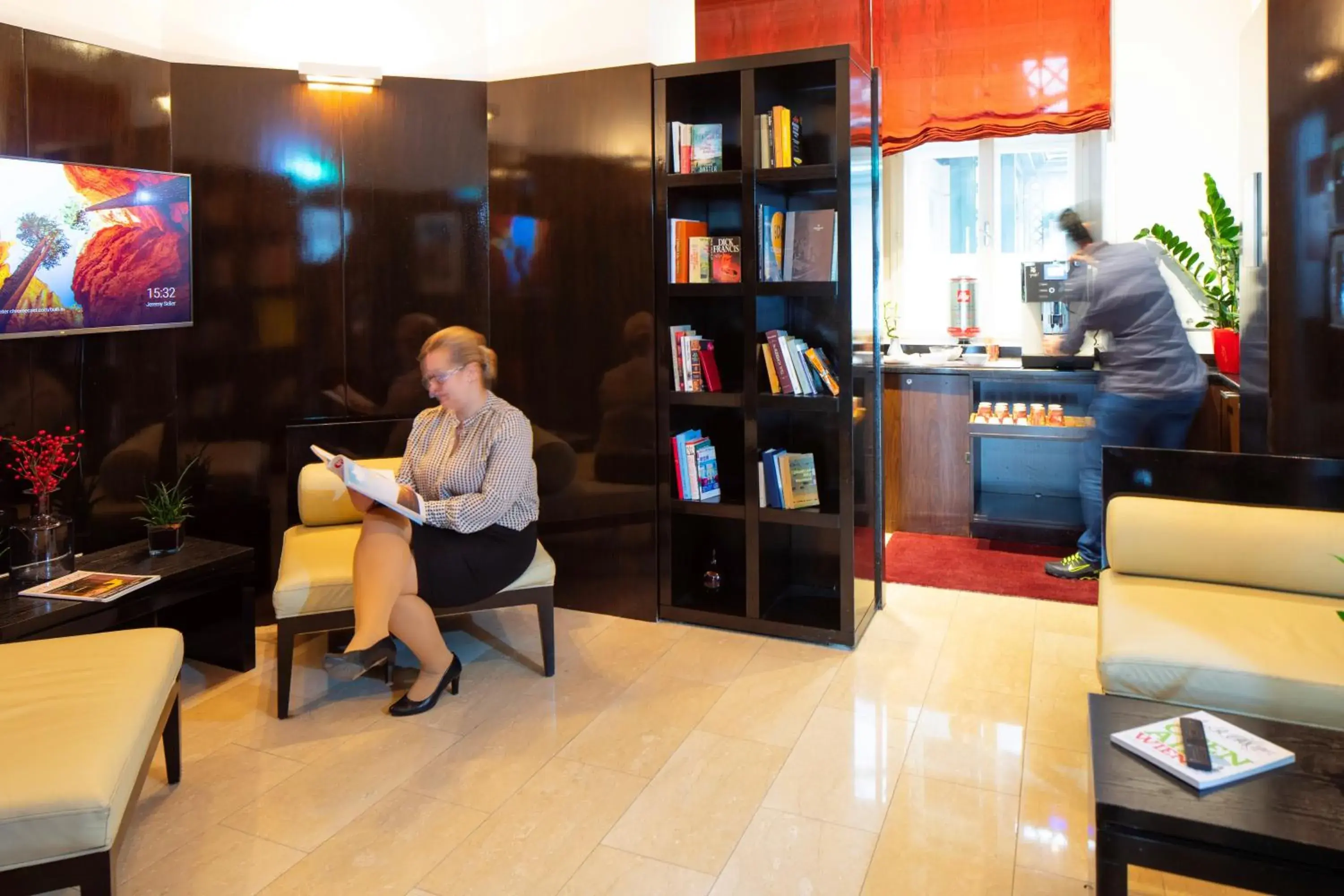 Library in The Levante Rathaus Apartments