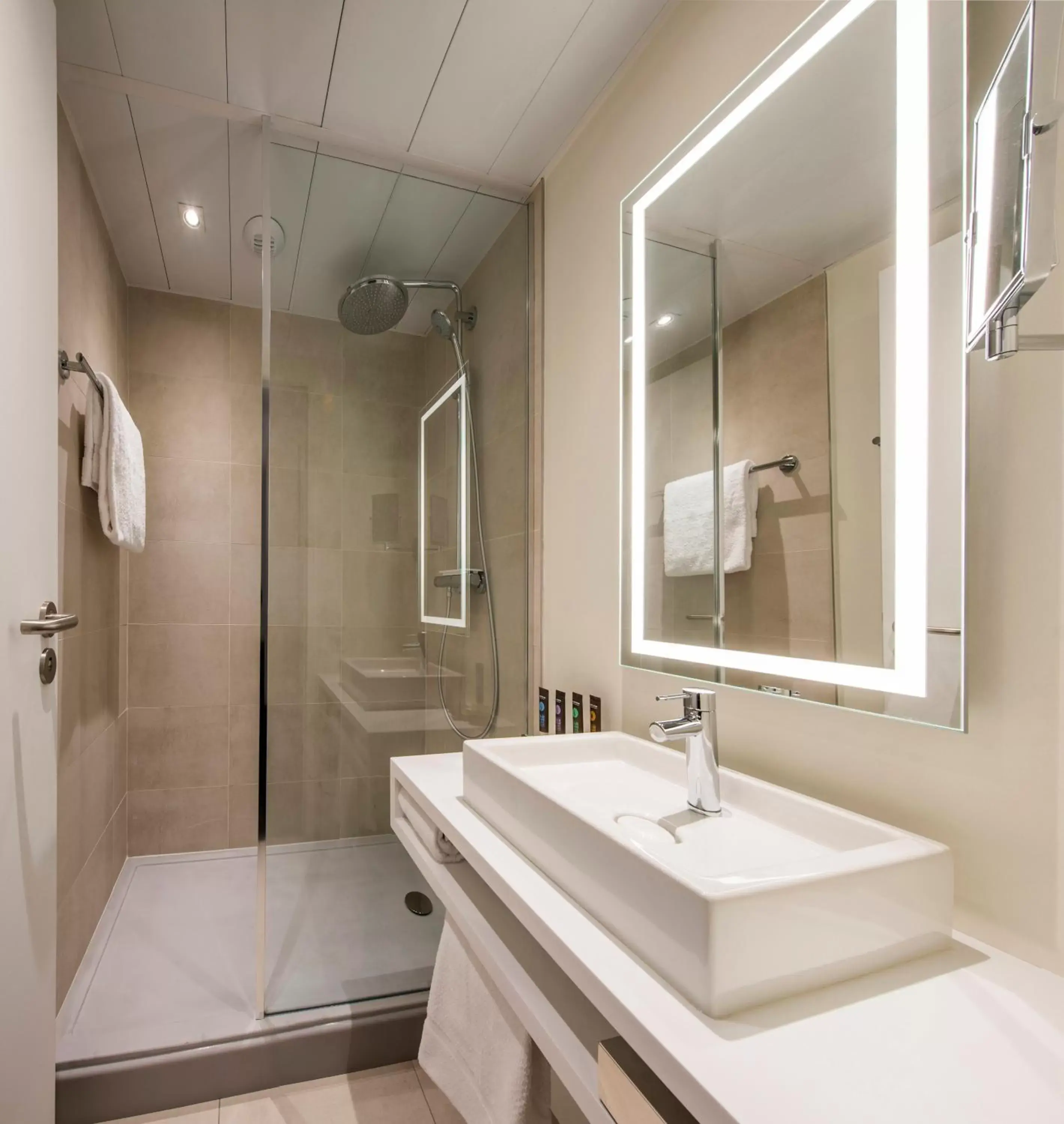 Property building, Bathroom in Novotel Rennes Alma