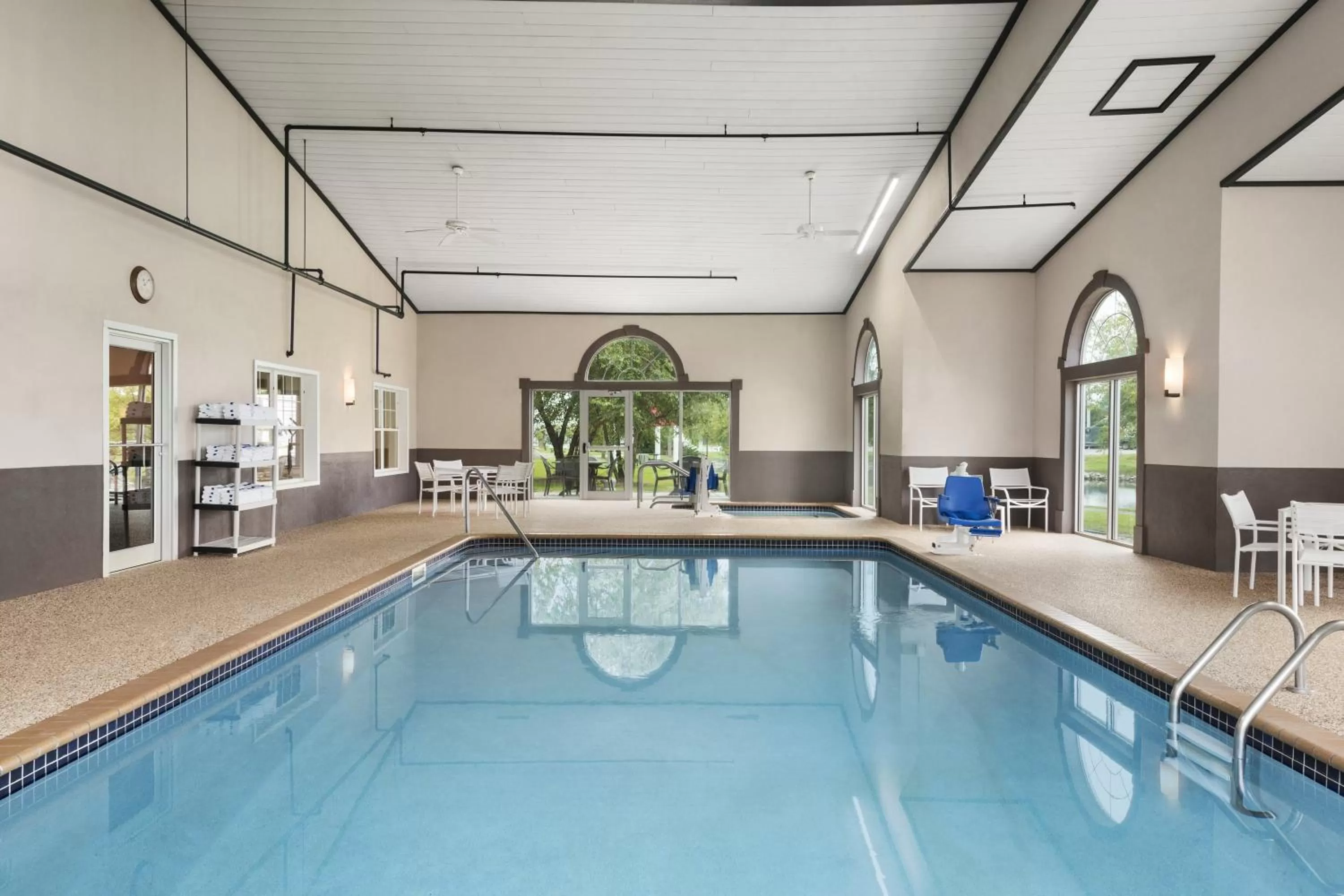 Swimming pool in Country Inn & Suites by Radisson, Ankeny, IA