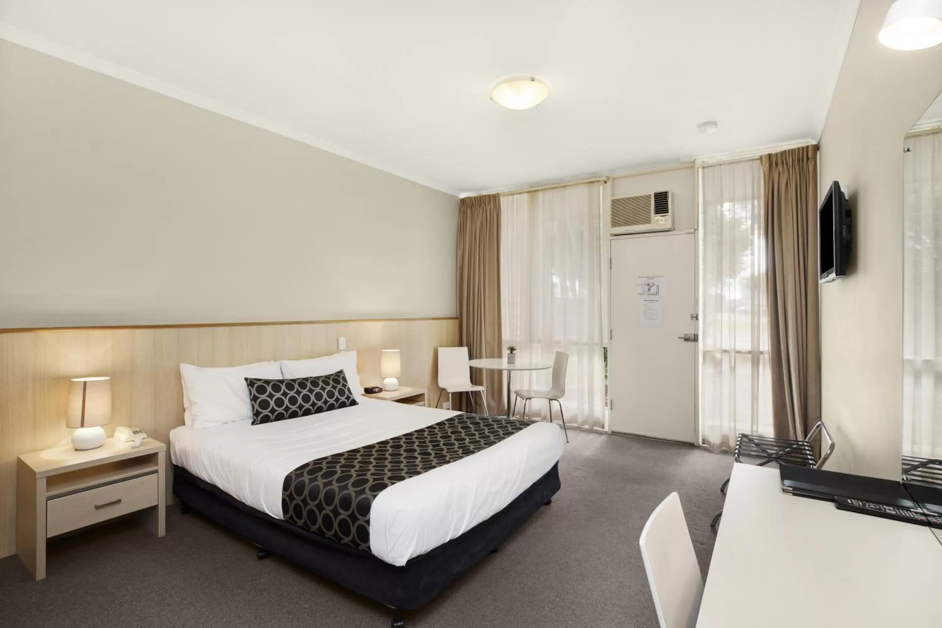 Photo of the whole room, Bed in Adelaide Road Motor Lodge