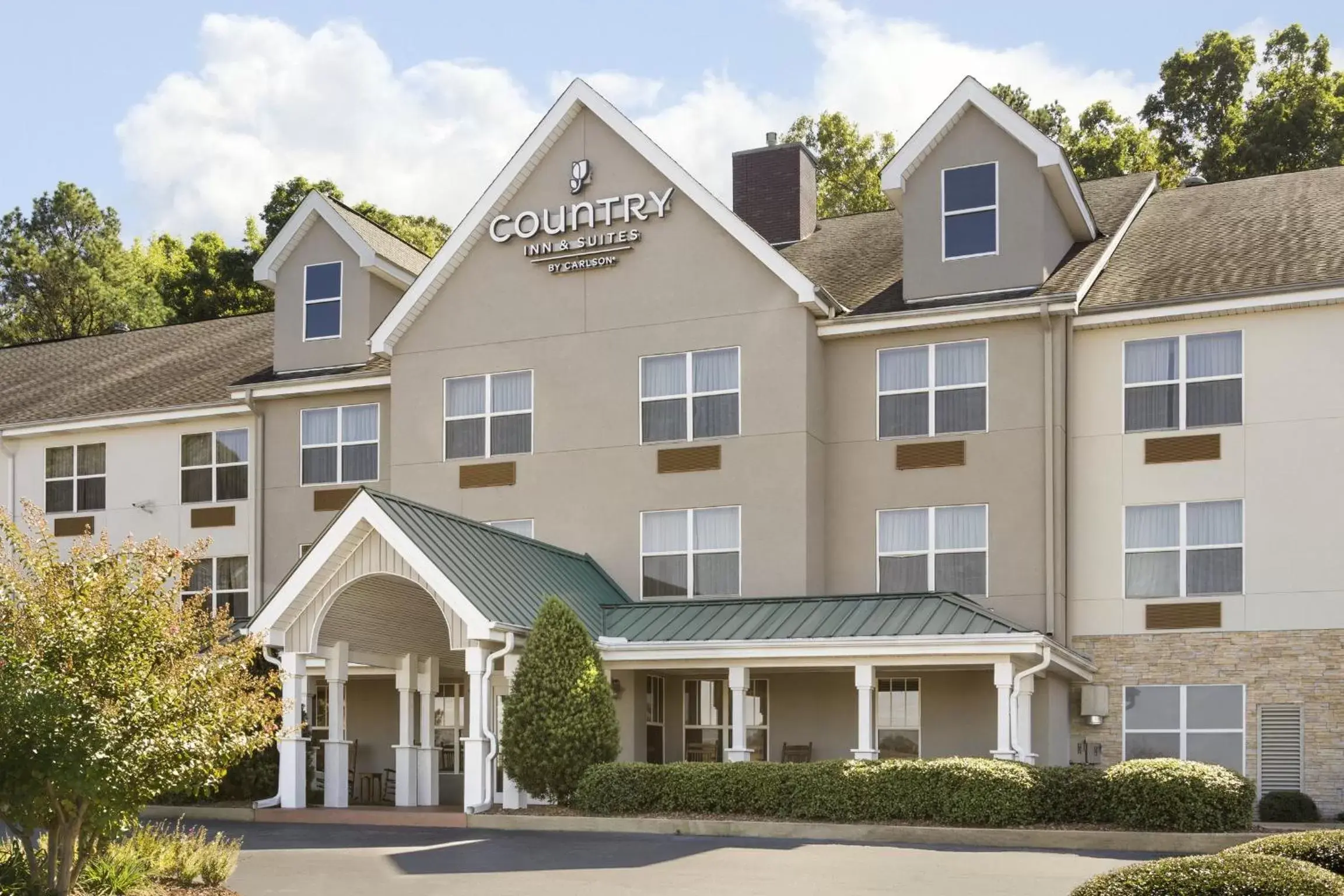 Property Building in Country Inn & Suites by Radisson, Tuscaloosa, AL