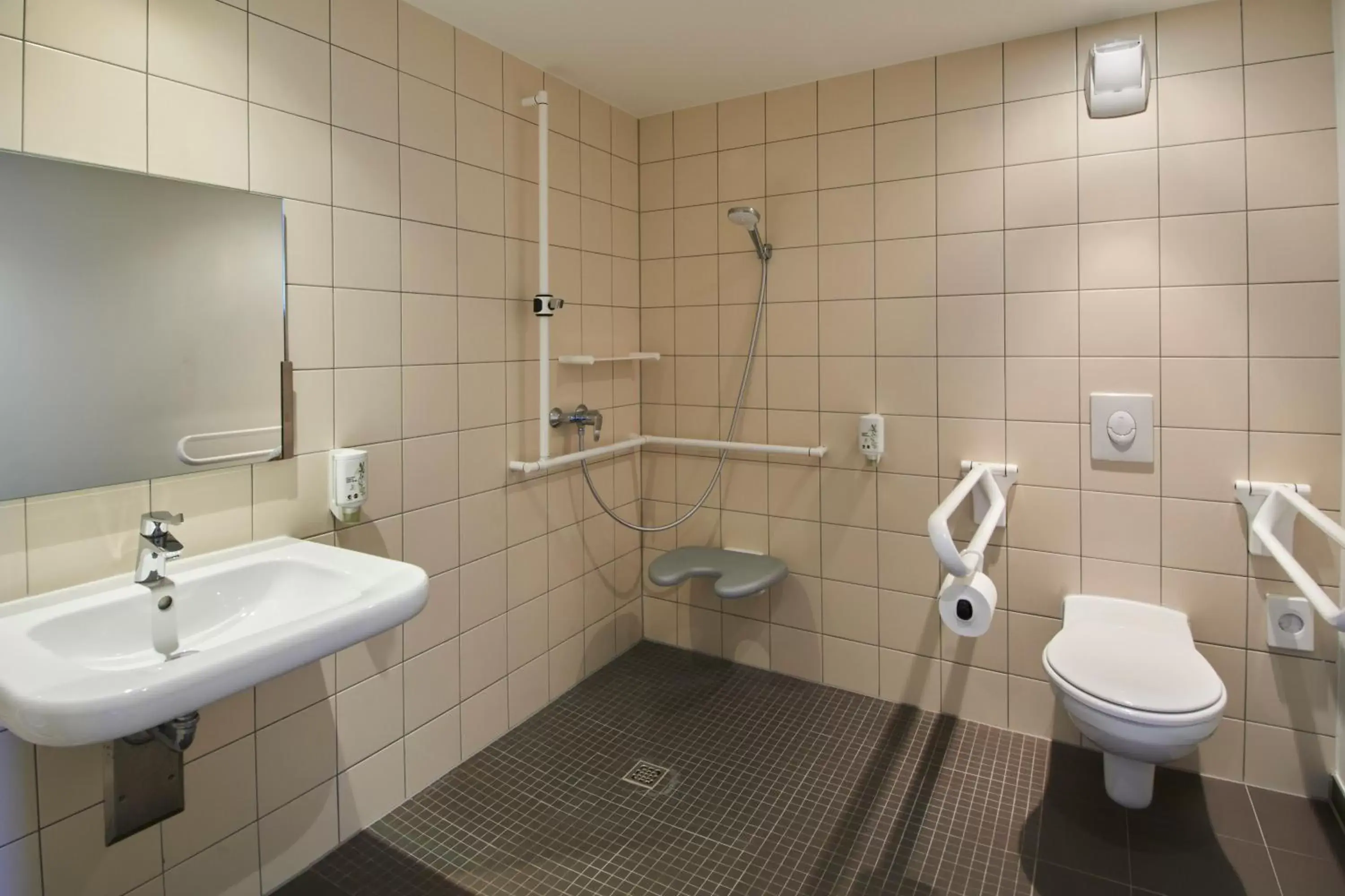 Bathroom in B&B Hotel Frankfurt-Airport