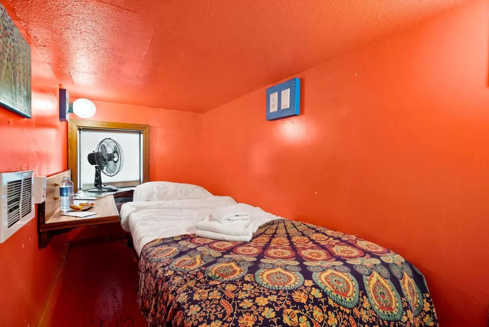 Bedroom, Bed in Qupqugiaq Inn