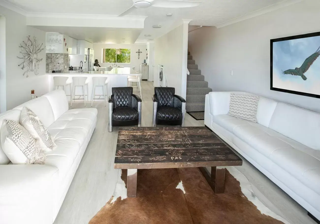 Living room, Seating Area in Golden Riviera Absolute Beachfront Resort