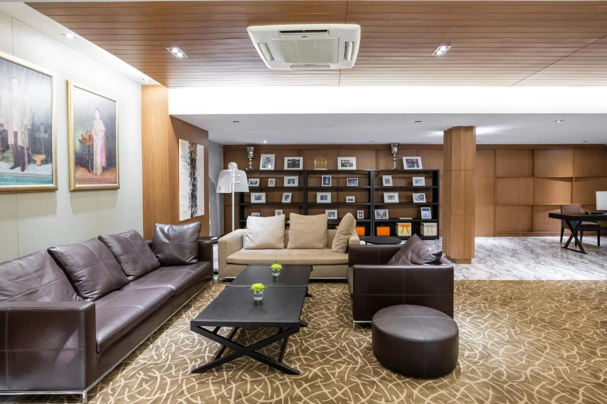 Seating area in S Ratchada Leisure Hotel