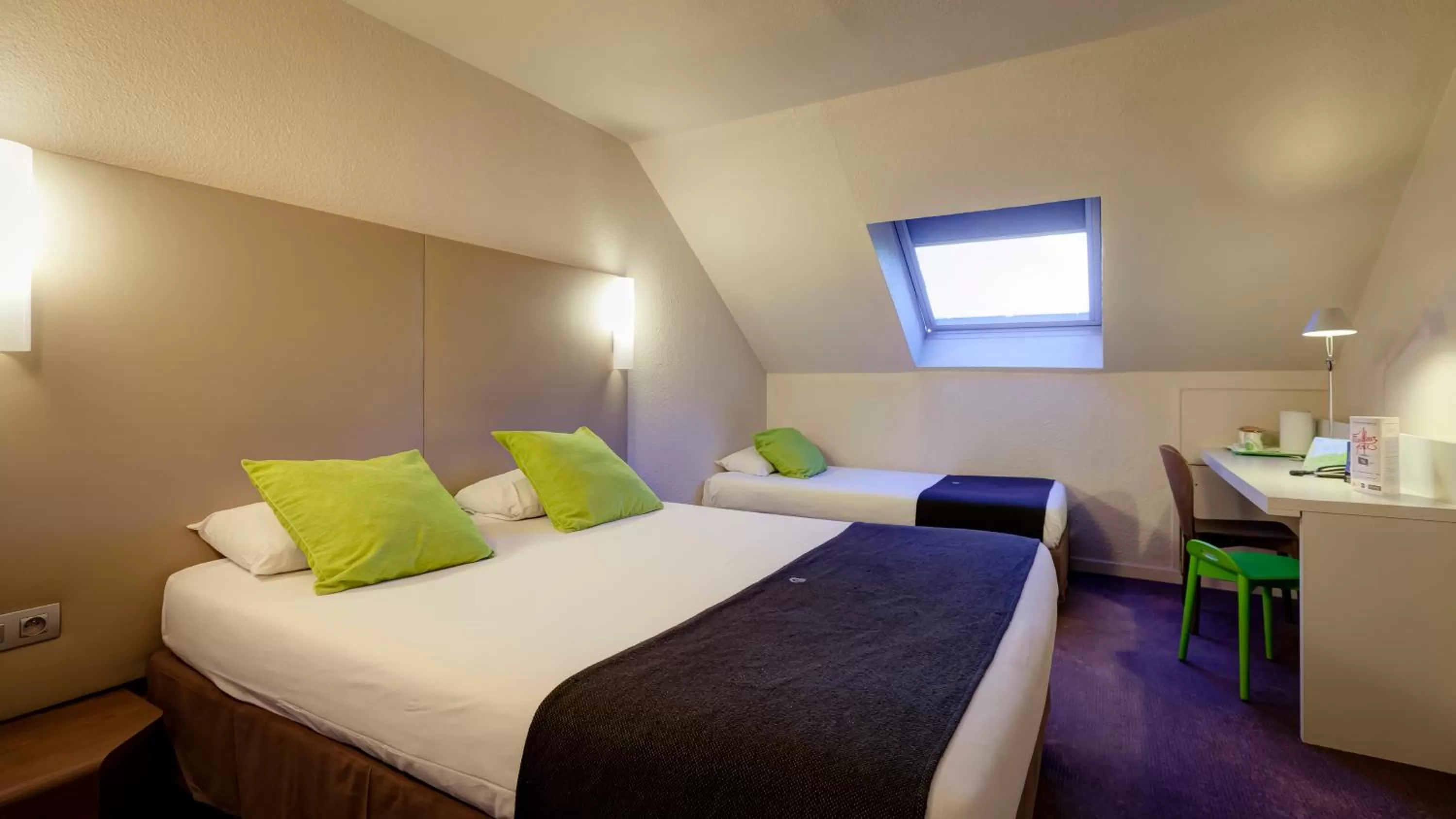 Shower, Bed in Campanile Genève - Ferney-Voltaire