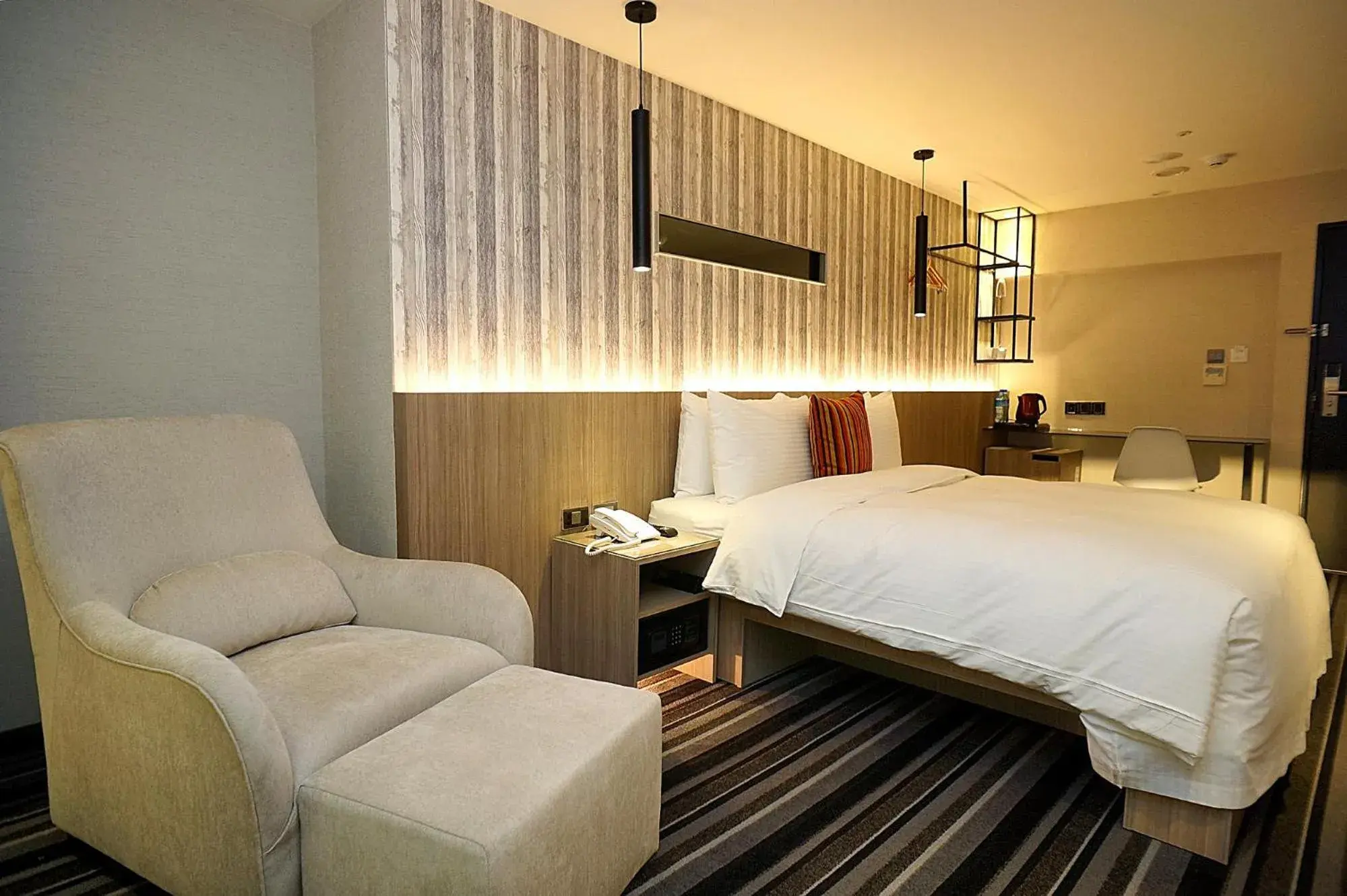 Photo of the whole room, Bed in Via Hotel Zhongxiao