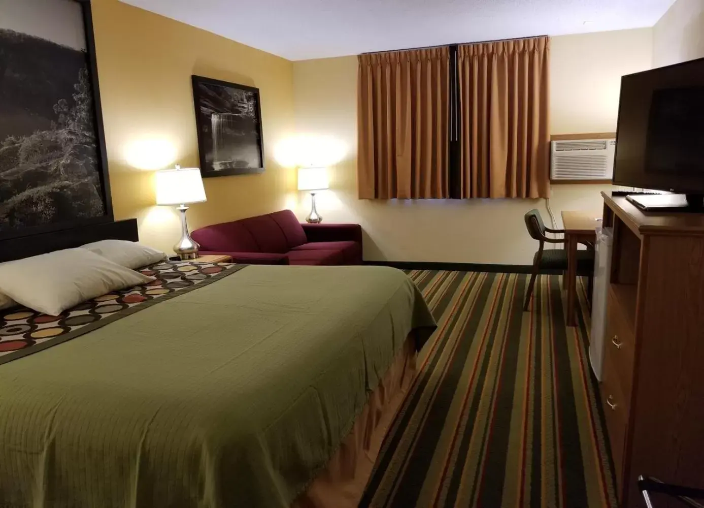 Bed in Super 8 by Wyndham Ottawa Starved Rock Bed in Super 8 by Wyndham Ottawa Starved Rock