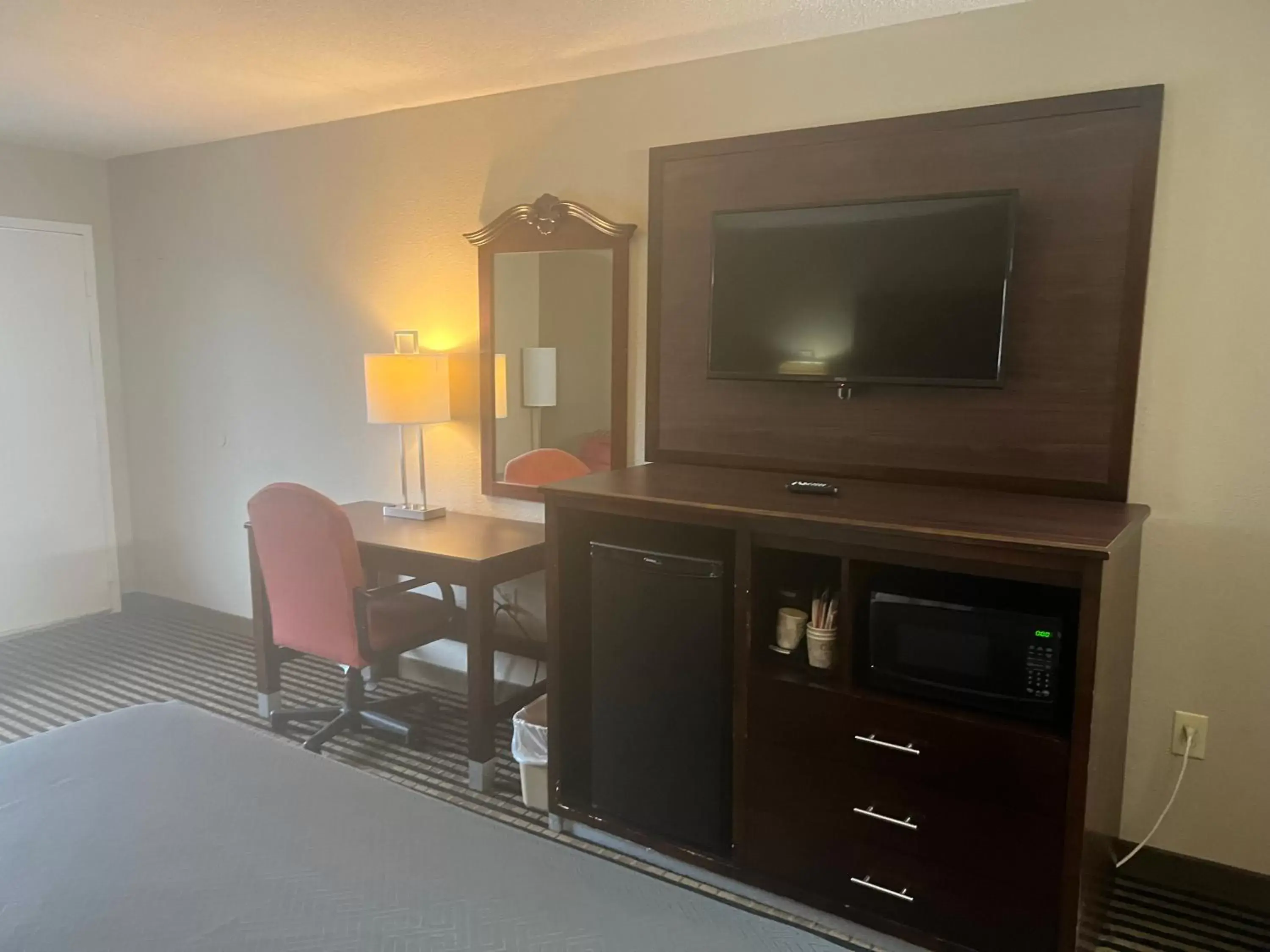 Queen Room with Two Queen Beds - Accessible/Non Smoking in Econo Lodge Florence - Darlington Queen Room with Two Queen Beds - Accessible/Non Smoking in Econo Lodge Florence - Darlington