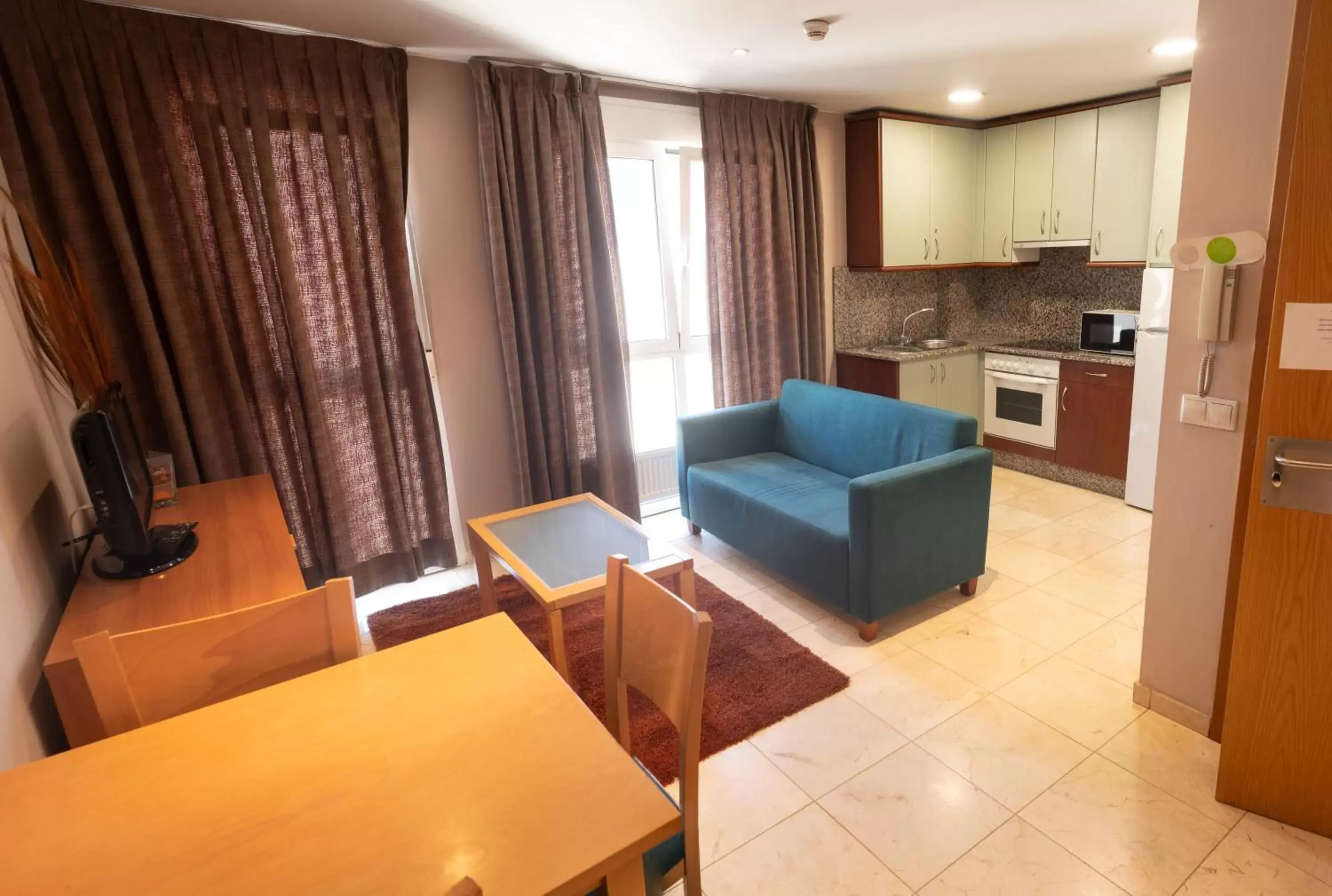 Kitchen or kitchenette, Seating Area in Hotel Apartamentos Ciudad de Lugo