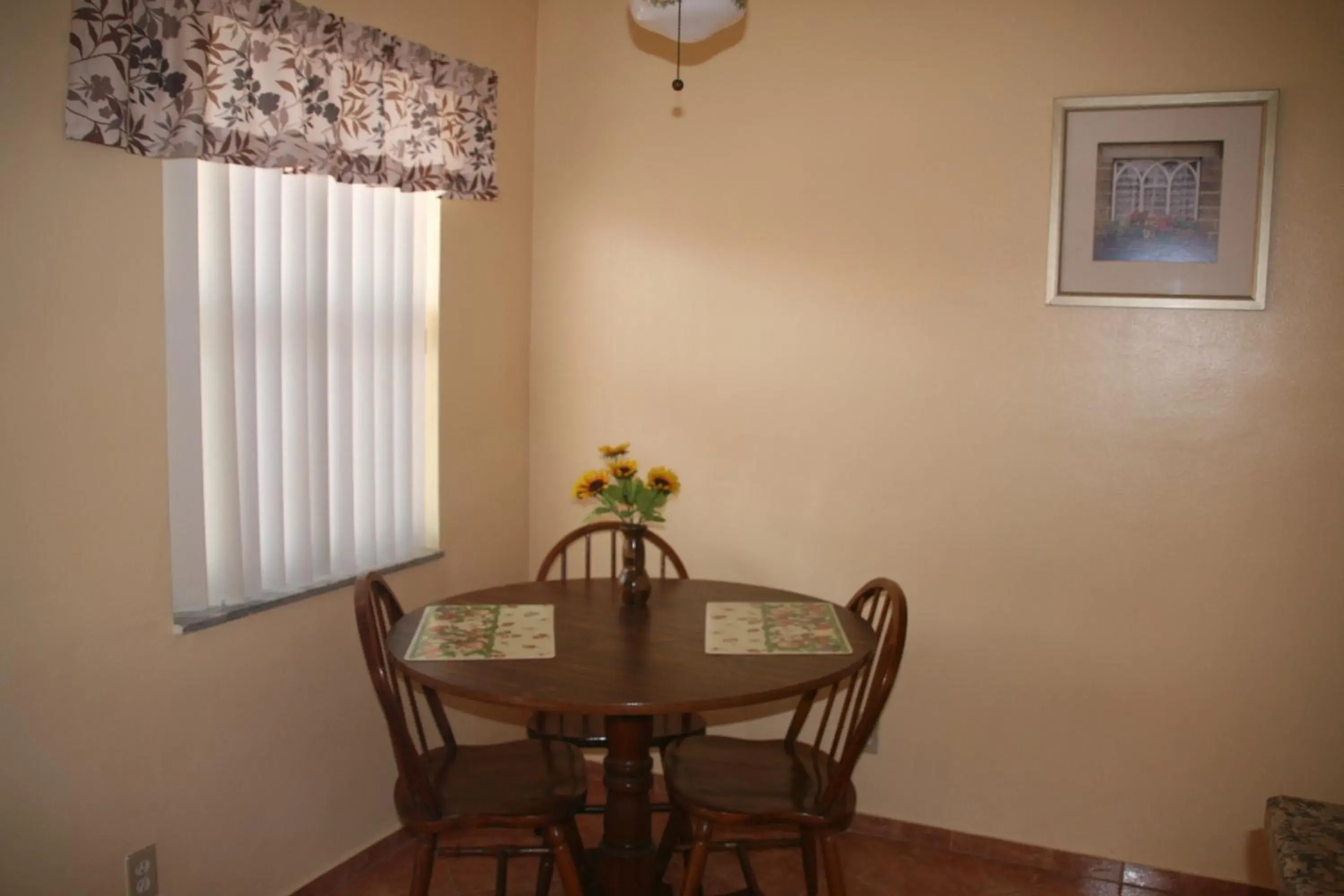 Dining Area in Lago Mar Motel and Apartments