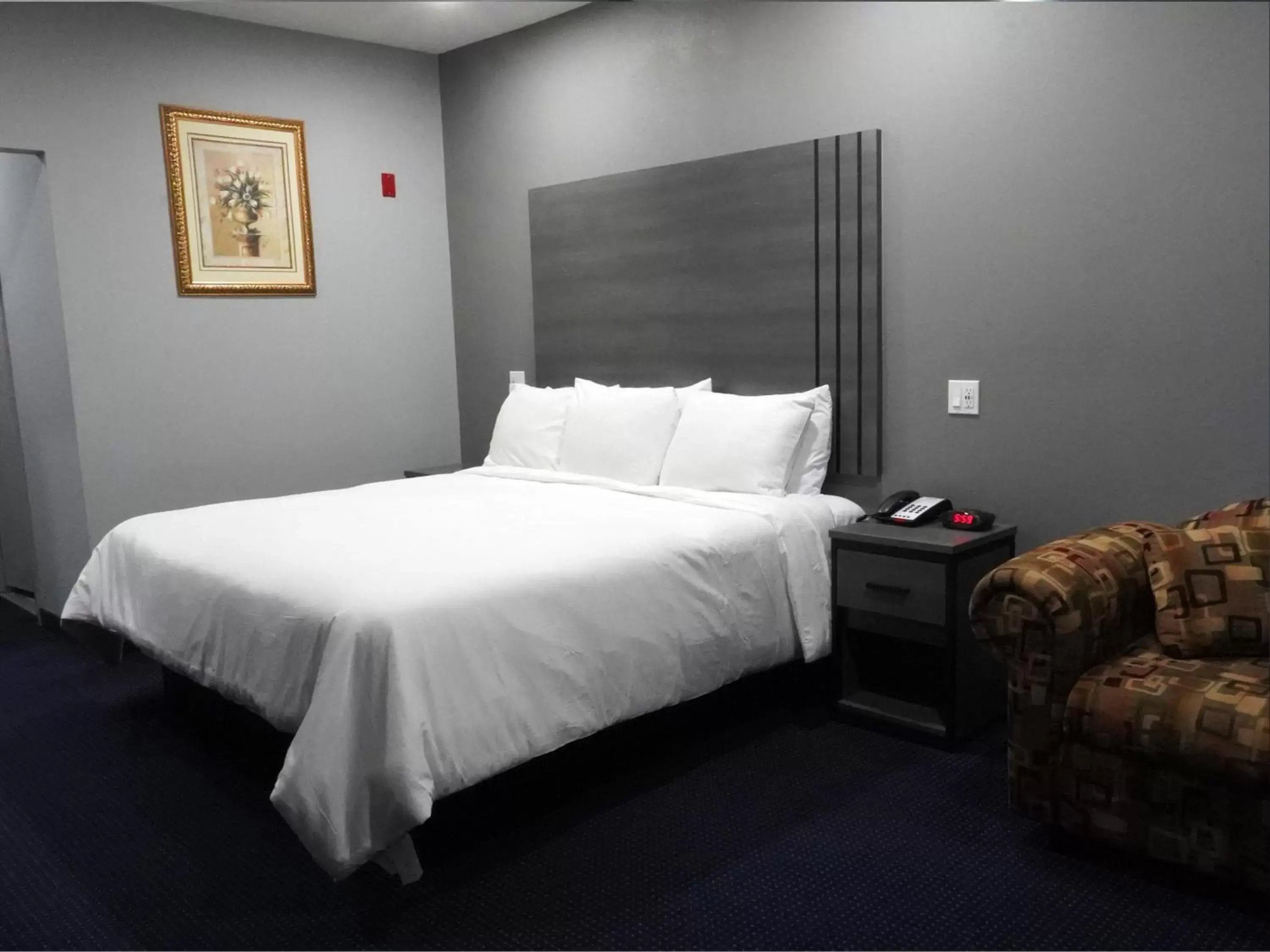 Bedroom, Bed in Americas Best Value Inn and Suites Bush International Airport