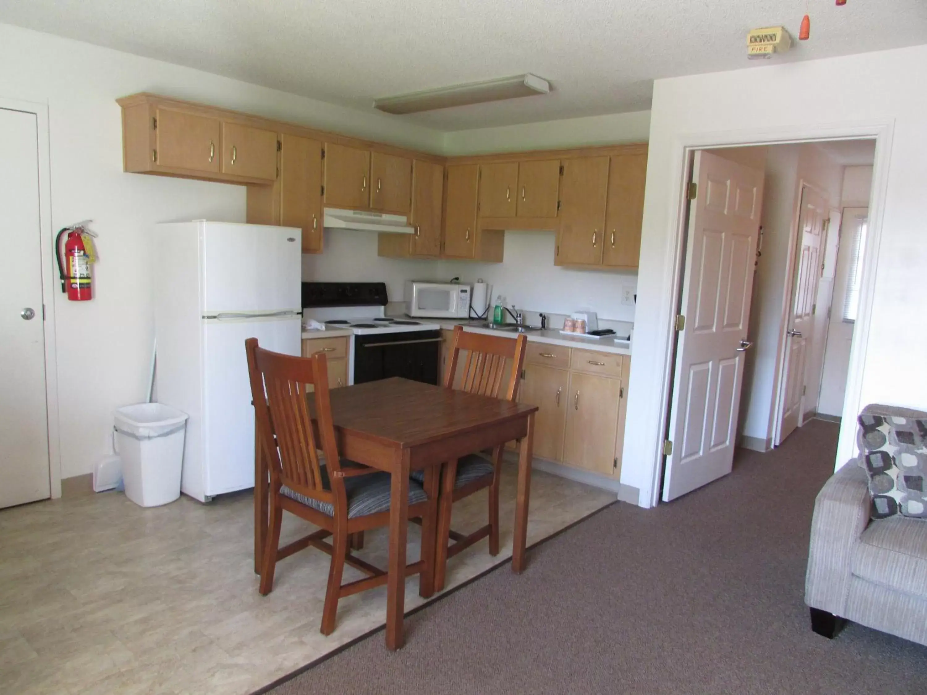 Kitchen/Kitchenette in Douglas Inn & Suites, Blue Ridge, GA