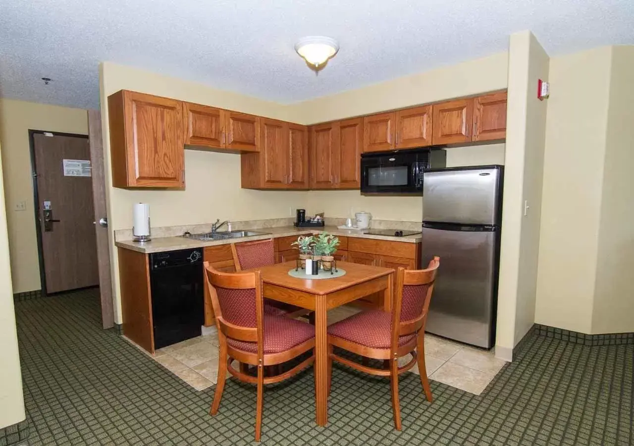 Kitchen/Kitchenette in AmericInn by Wyndham Peoria