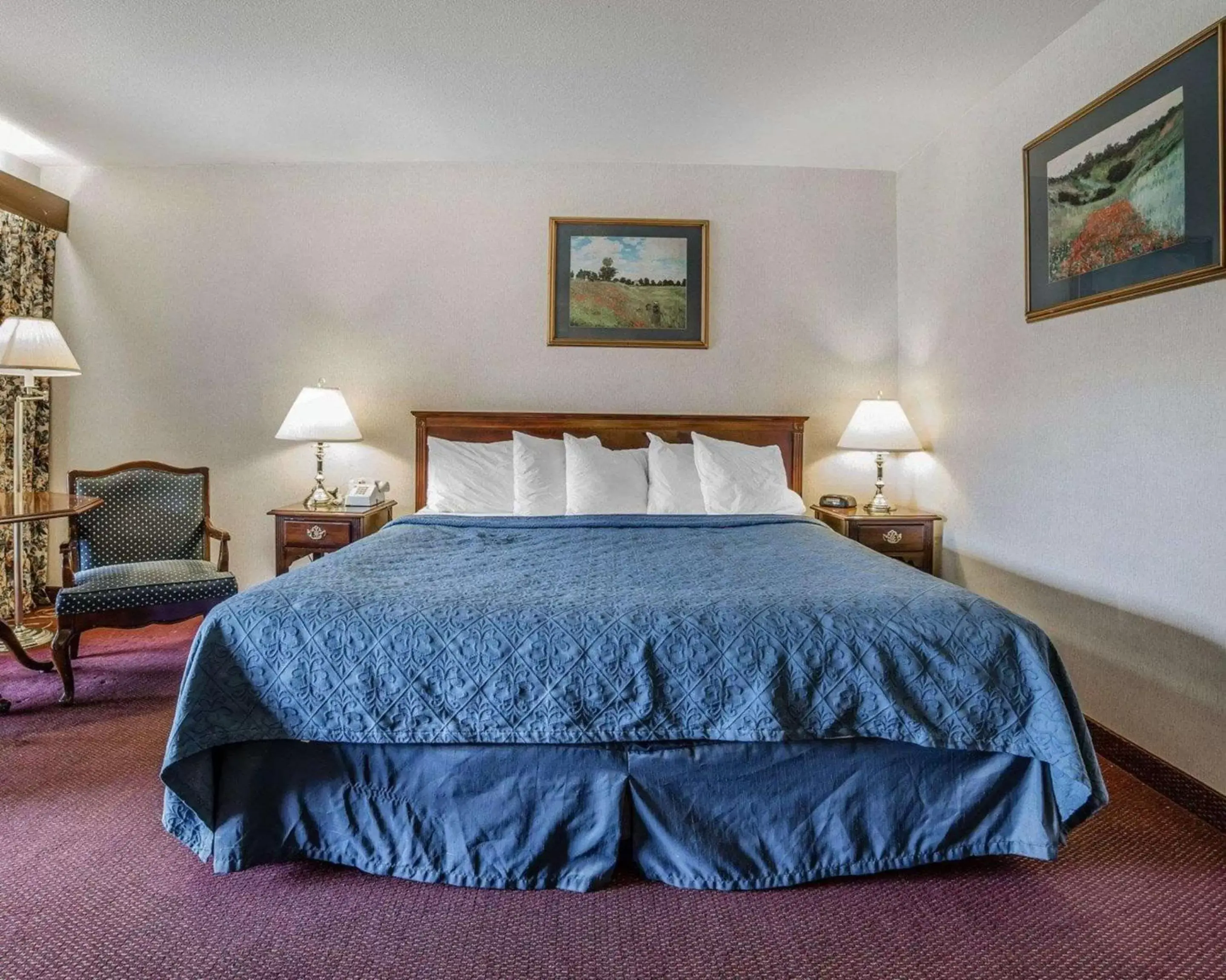 Photo of the whole room, Bed in Econo Lodge Reno-Sparks Convention Center