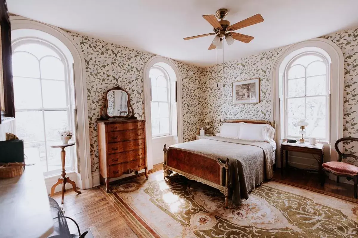 Photo of the whole room, Bed in Mayhurst Estate