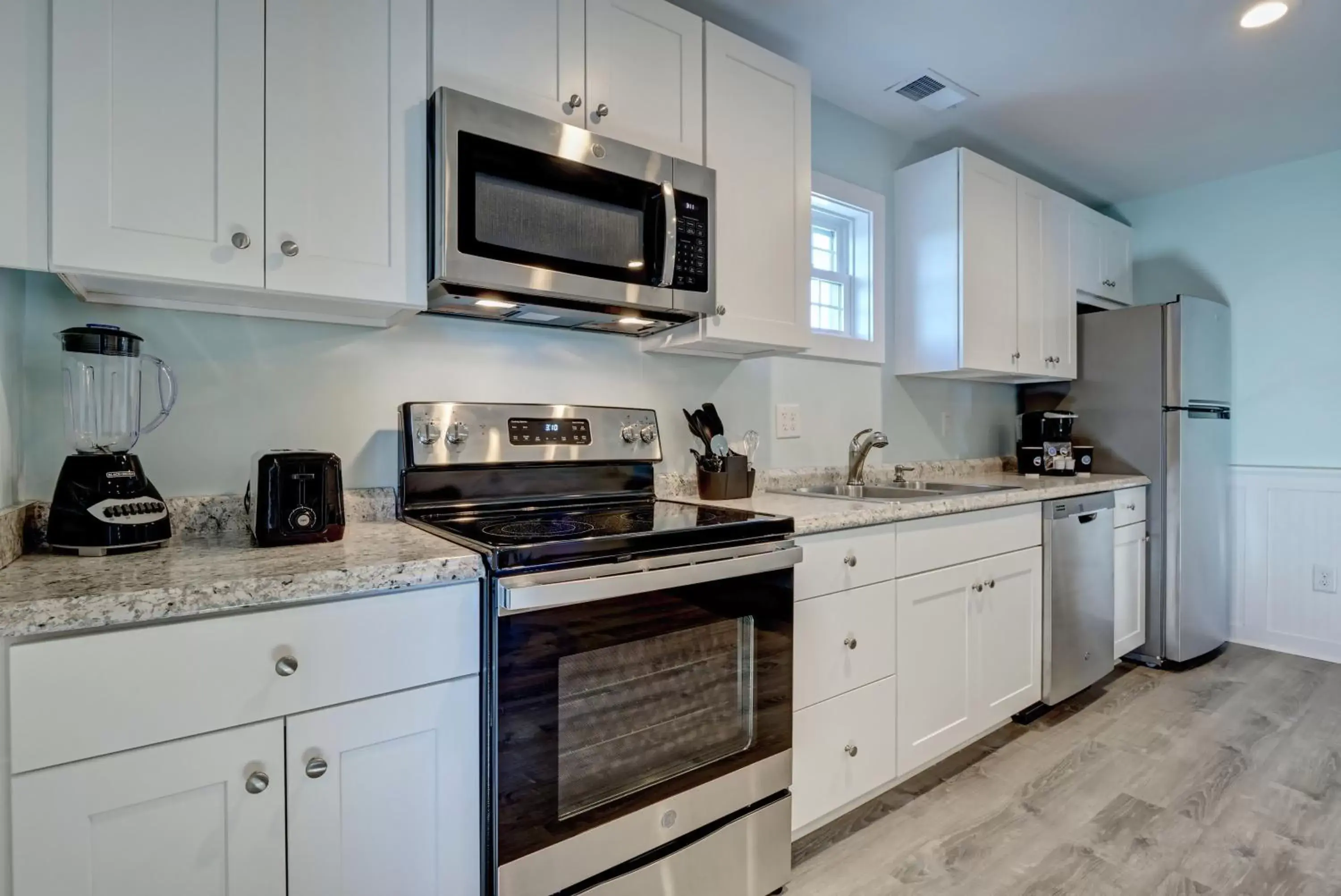 Property building, Kitchen/Kitchenette in Loggerhead Inn and Suites by Carolina Retreats