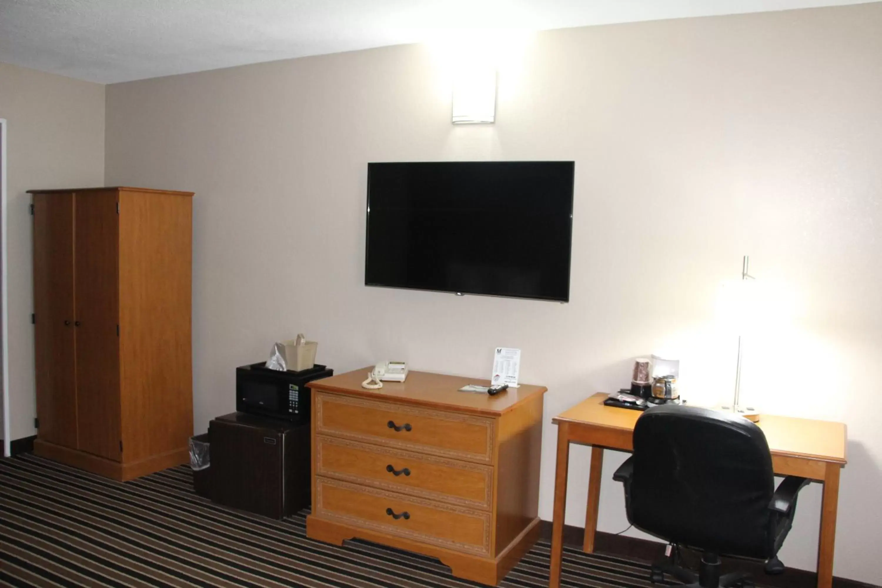 TV and multimedia, TV/Entertainment Center in Westbridge Inn & Suites