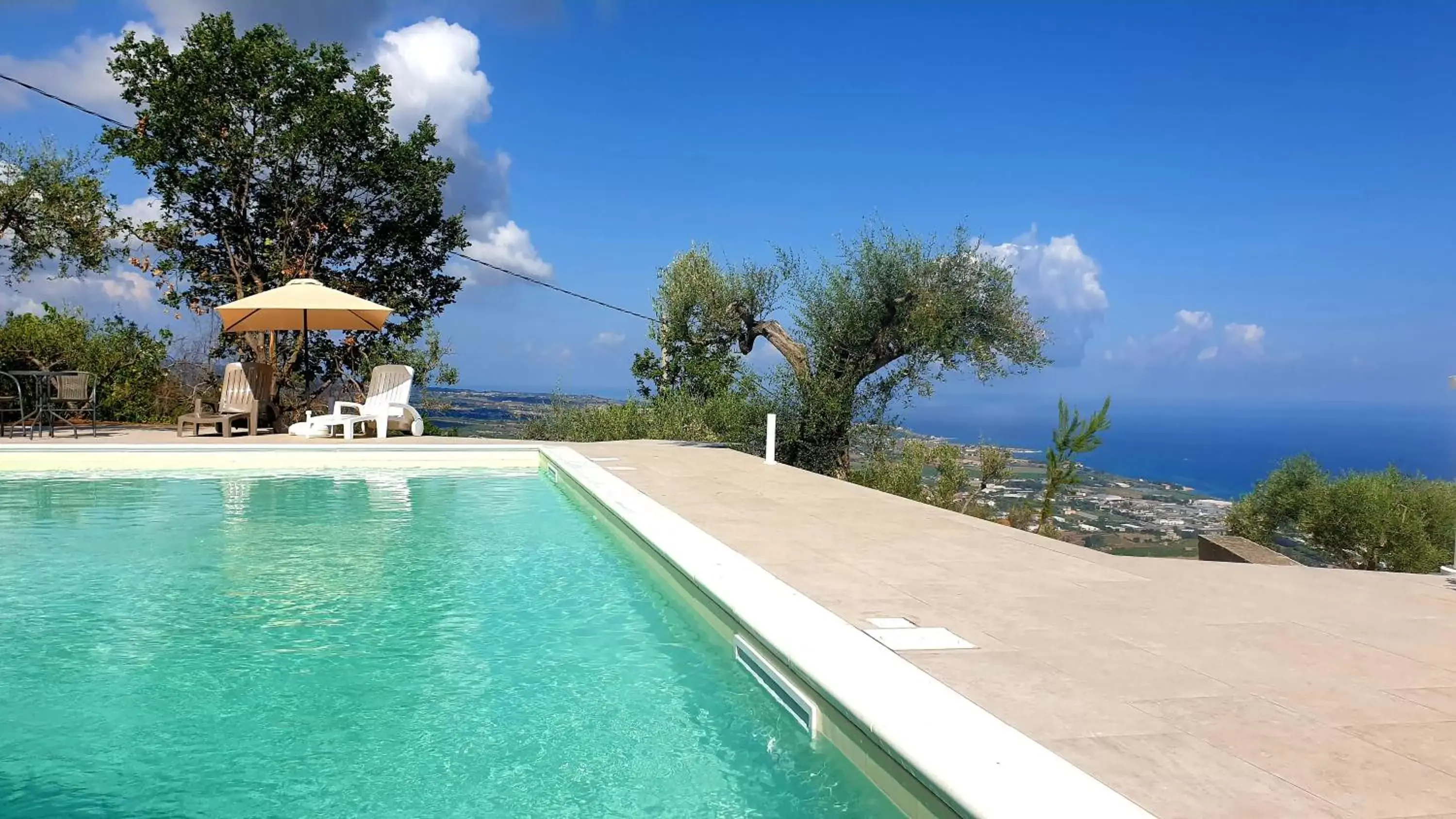 Swimming Pool in Villa Kirù