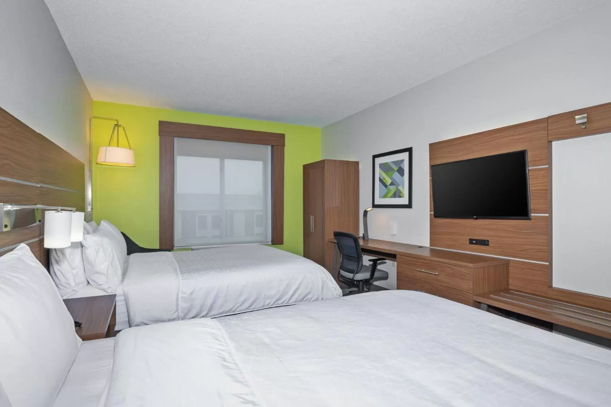 Photo of the whole room, Bed in Holiday Inn Express Hotel & Suites Woodbridge, an IHG Hotel
