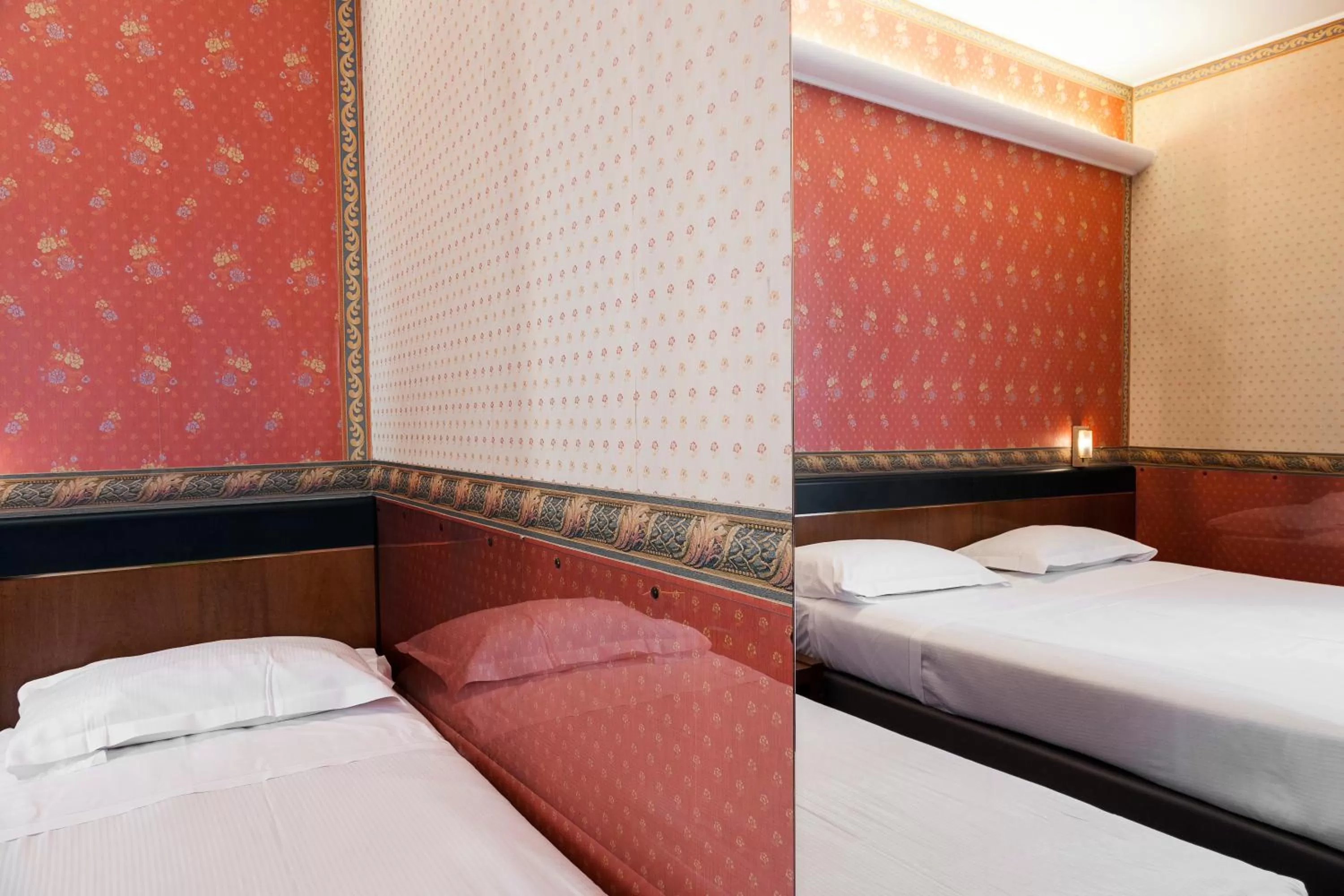 Bed in Hotel Des Etrangers