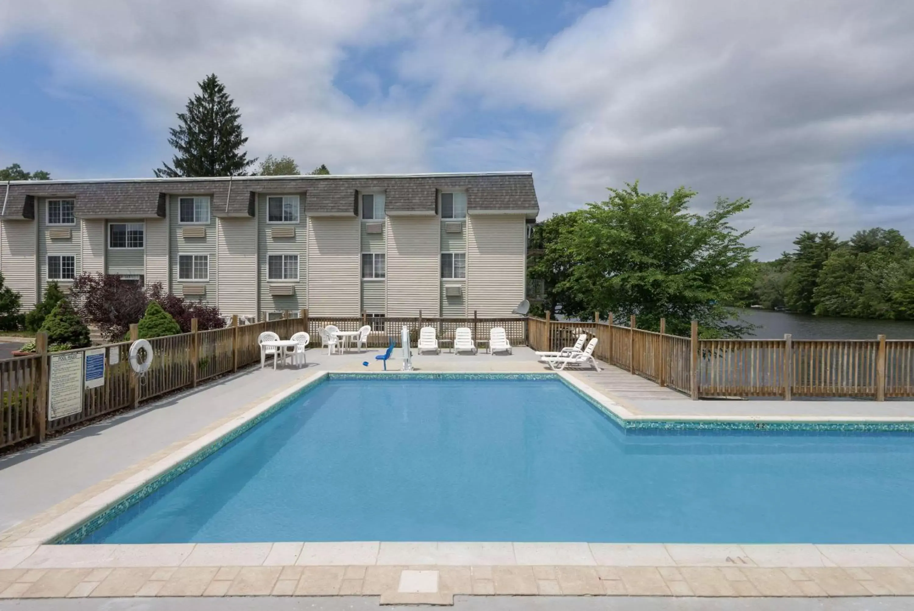 Super 8 by Wyndham Sturbridge Super 8 by Wyndham Sturbridge