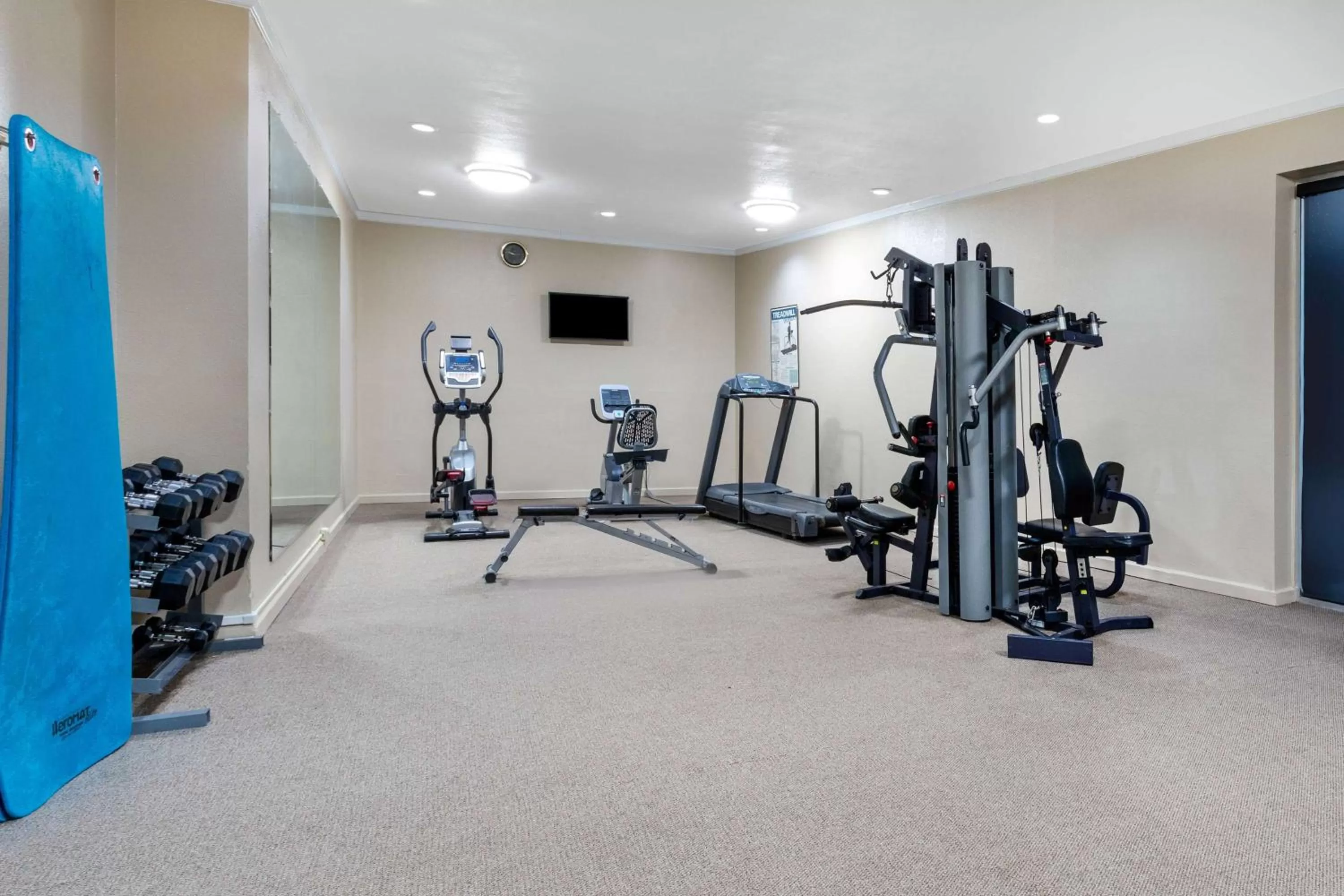 Fitness centre/facilities in Days Inn & Suites by Wyndham Clovis