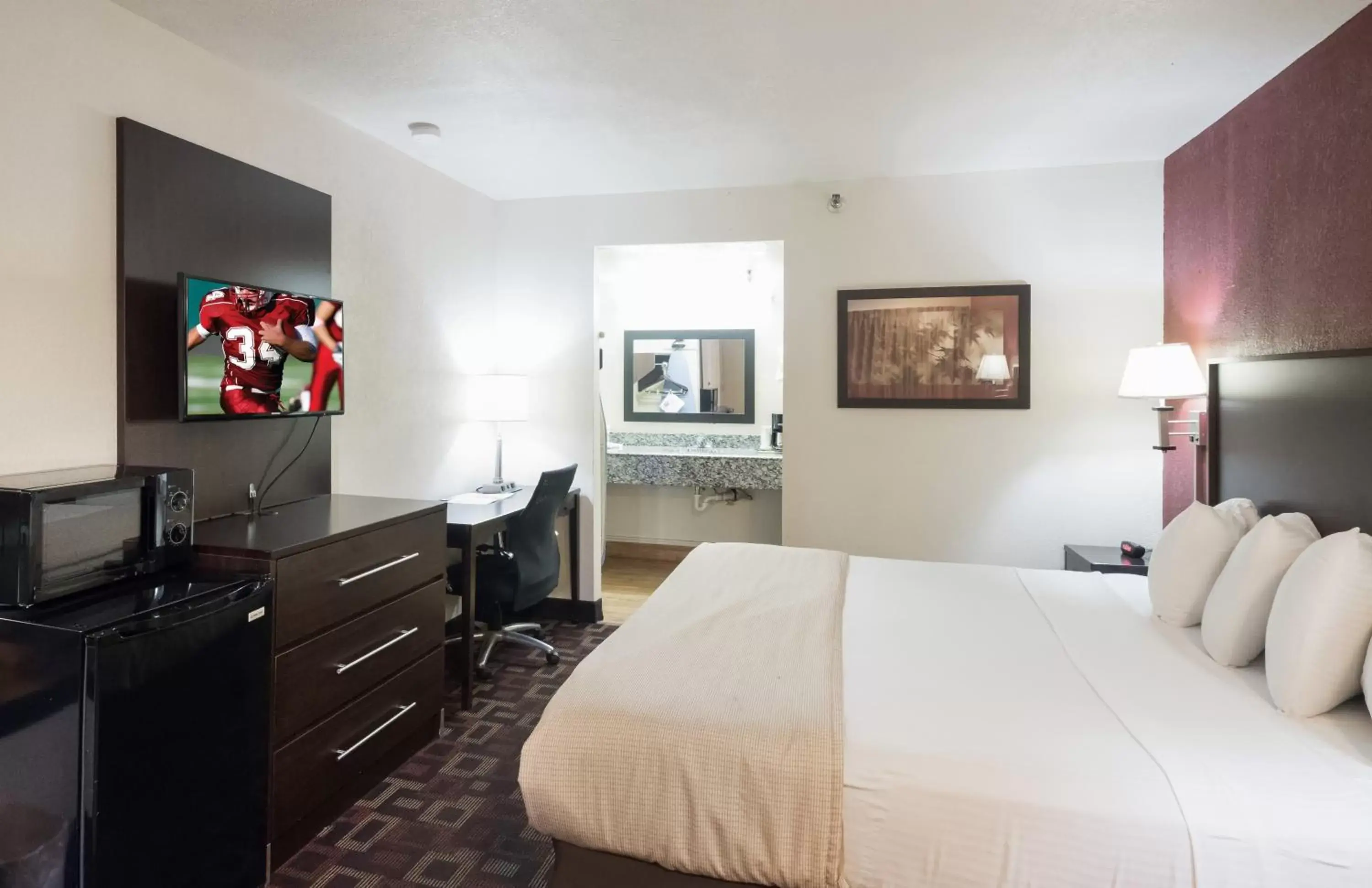 Photo of the whole room, Bed in Red Roof Inn Oklahoma Airport I 40 W Fairgrounds