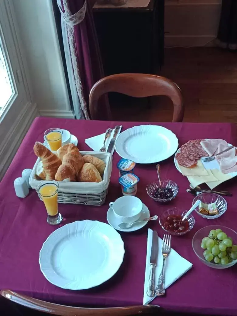 Breakfast in Chateau Maleplane