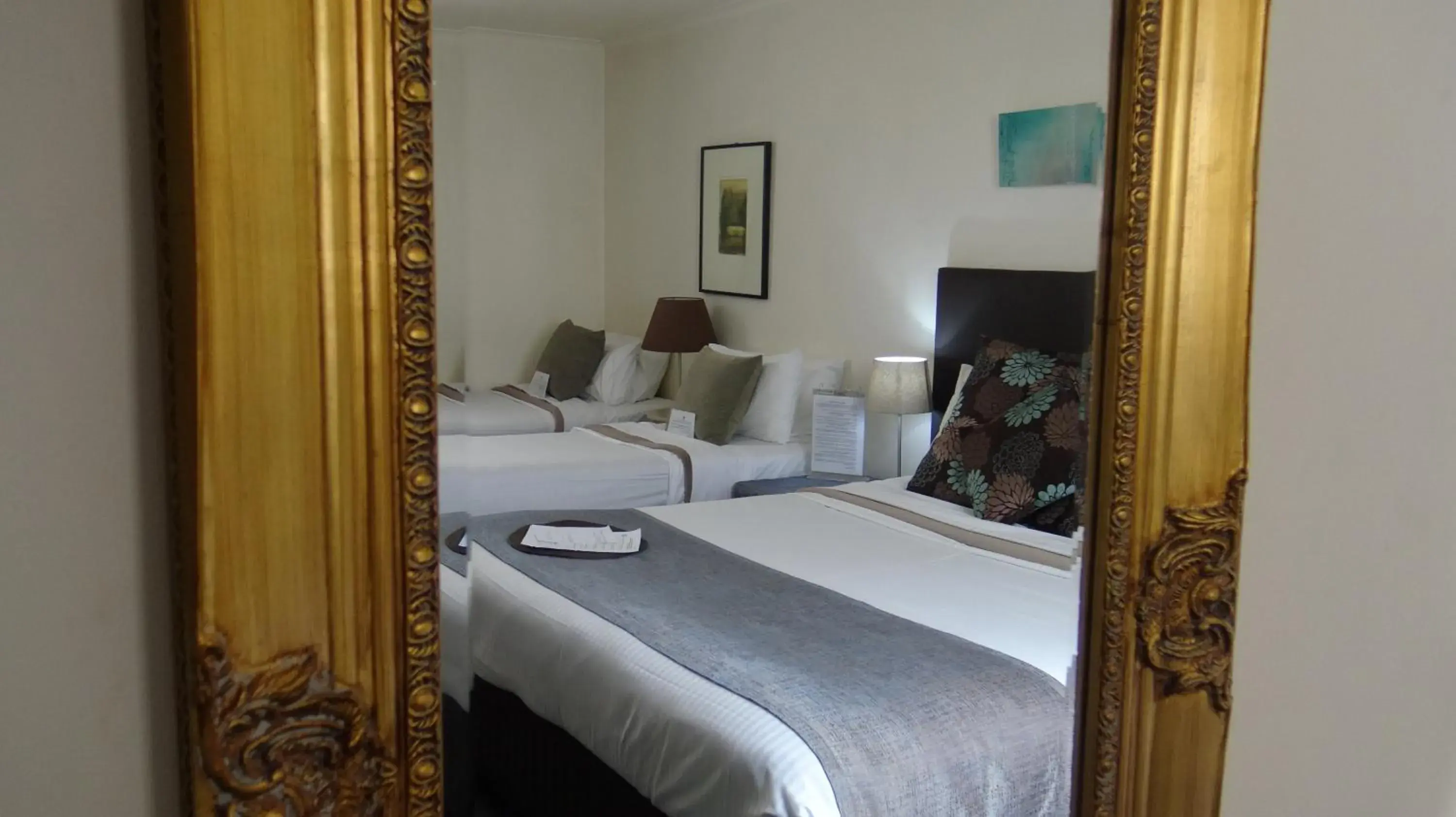 Living room, Bed in Hotel Richmond on Rundle Mall