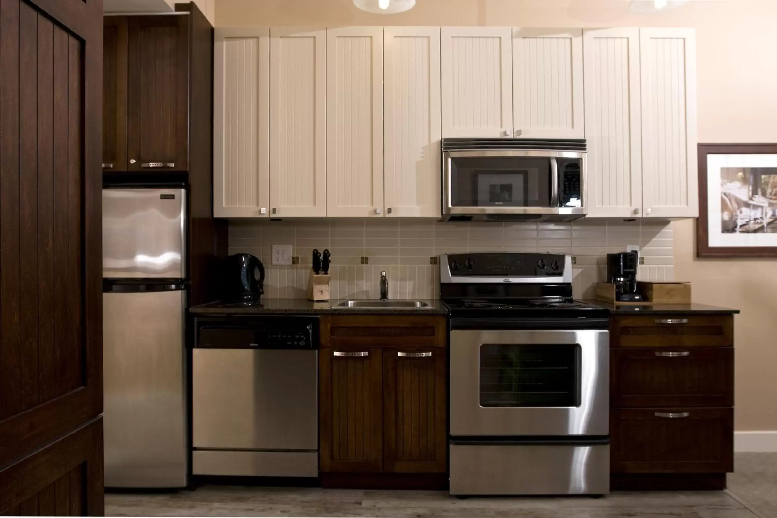 Kitchen or kitchenette, Kitchen/Kitchenette in Summerland Waterfront Resort & Spa