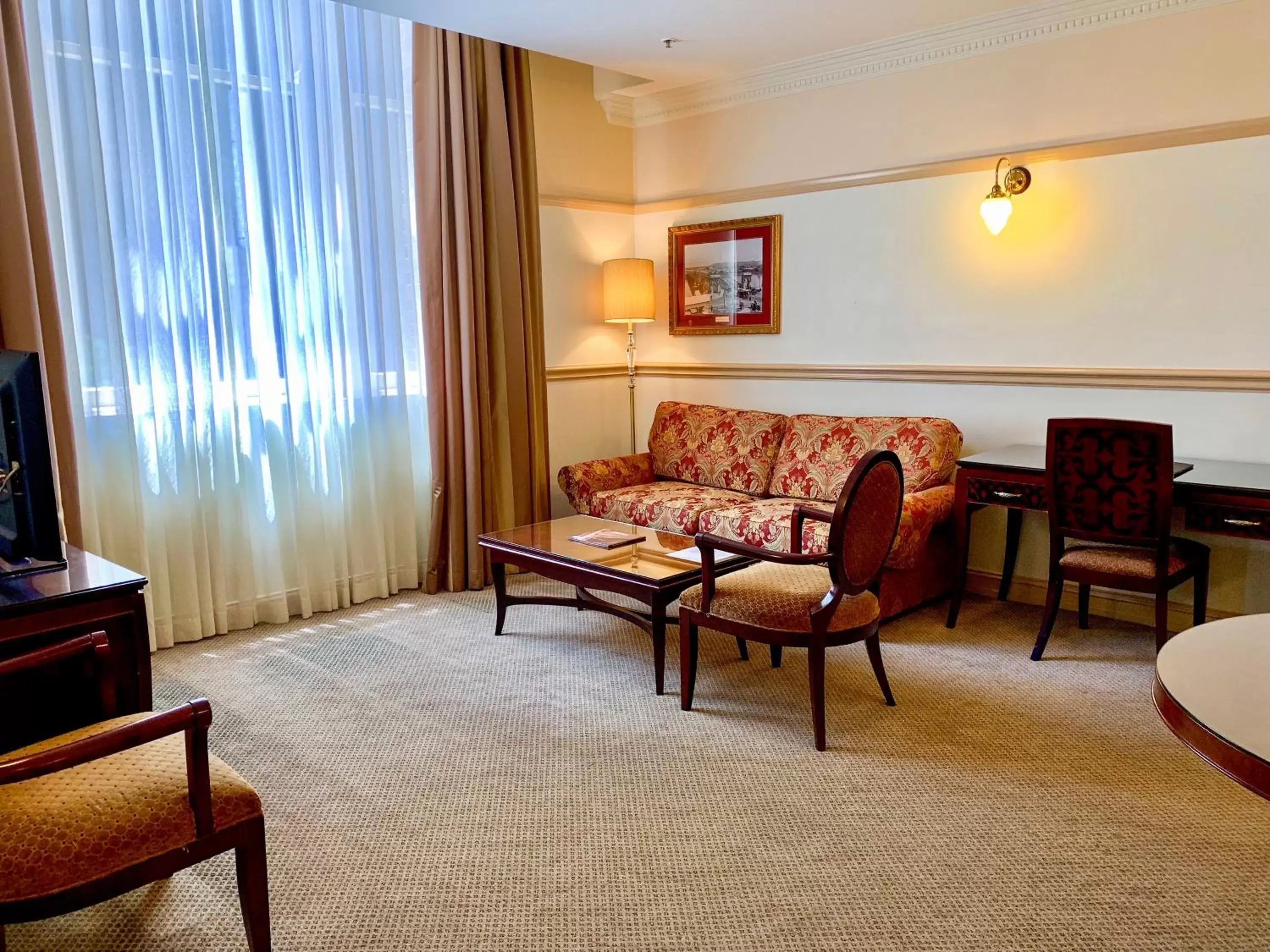 Living room, Seating Area in Royal Albert Hotel