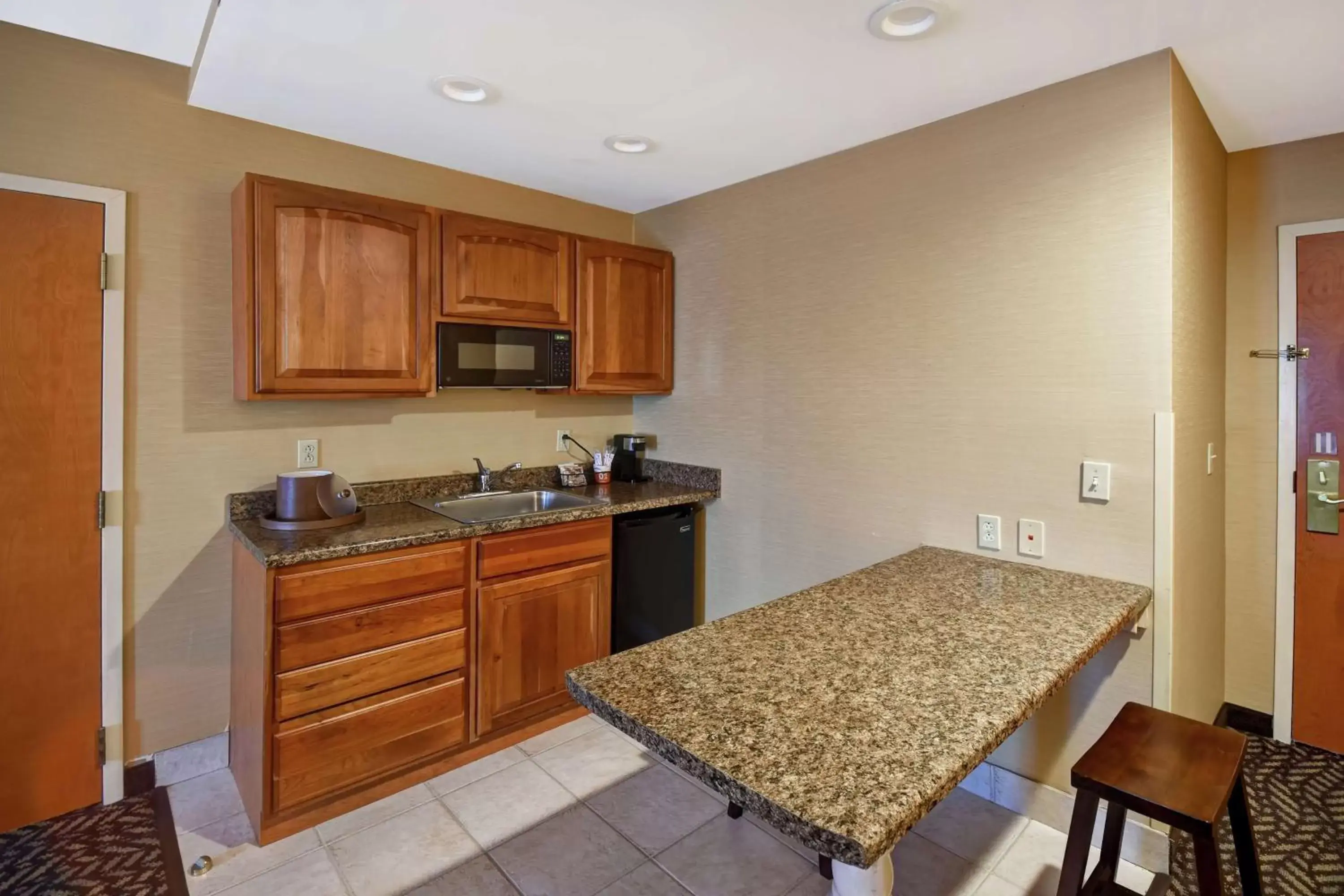 Kitchen or kitchenette, Kitchen/Kitchenette in Hampton Inn Chicopee - Springfield