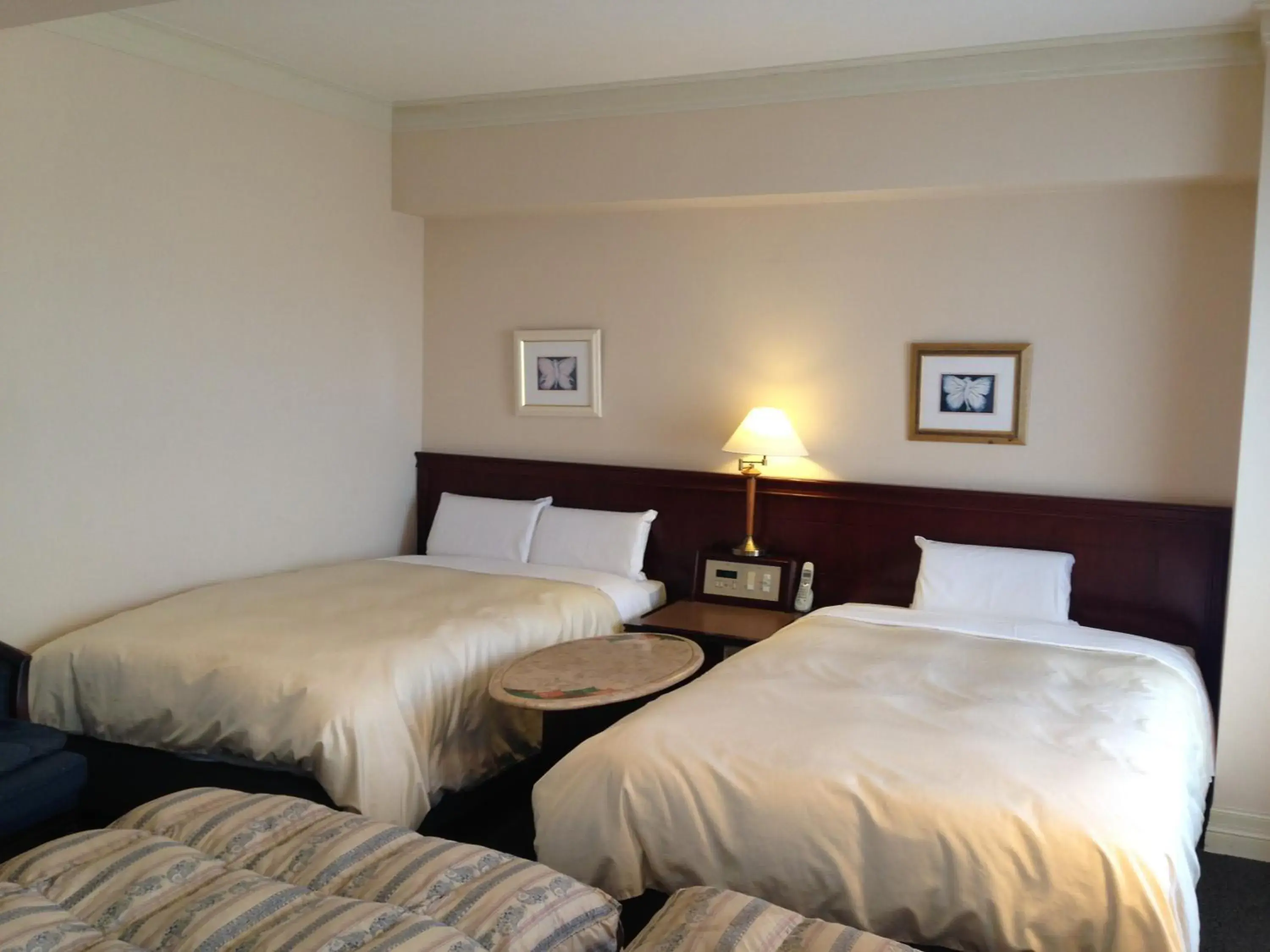 Photo of the whole room, Bed in Creston Hotel