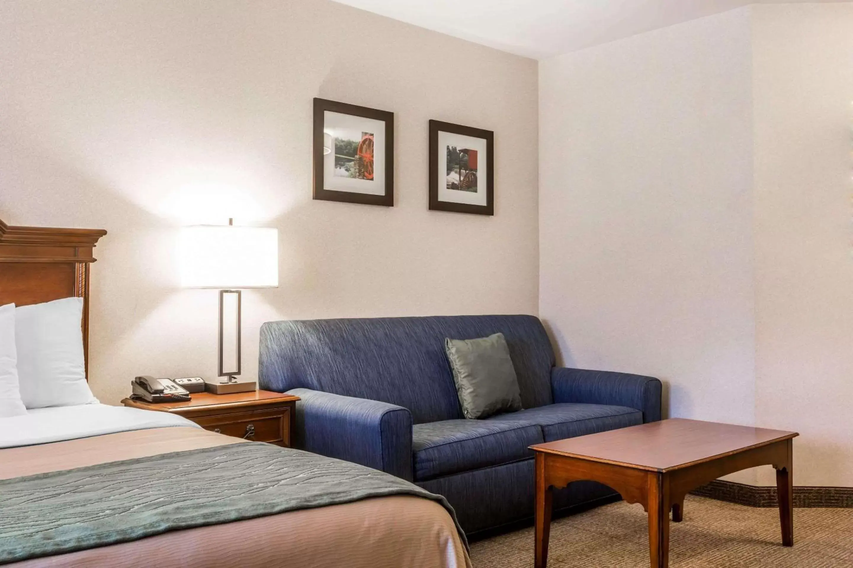 Photo of the whole room, Seating Area in Comfort Inn & Suites South Burlington